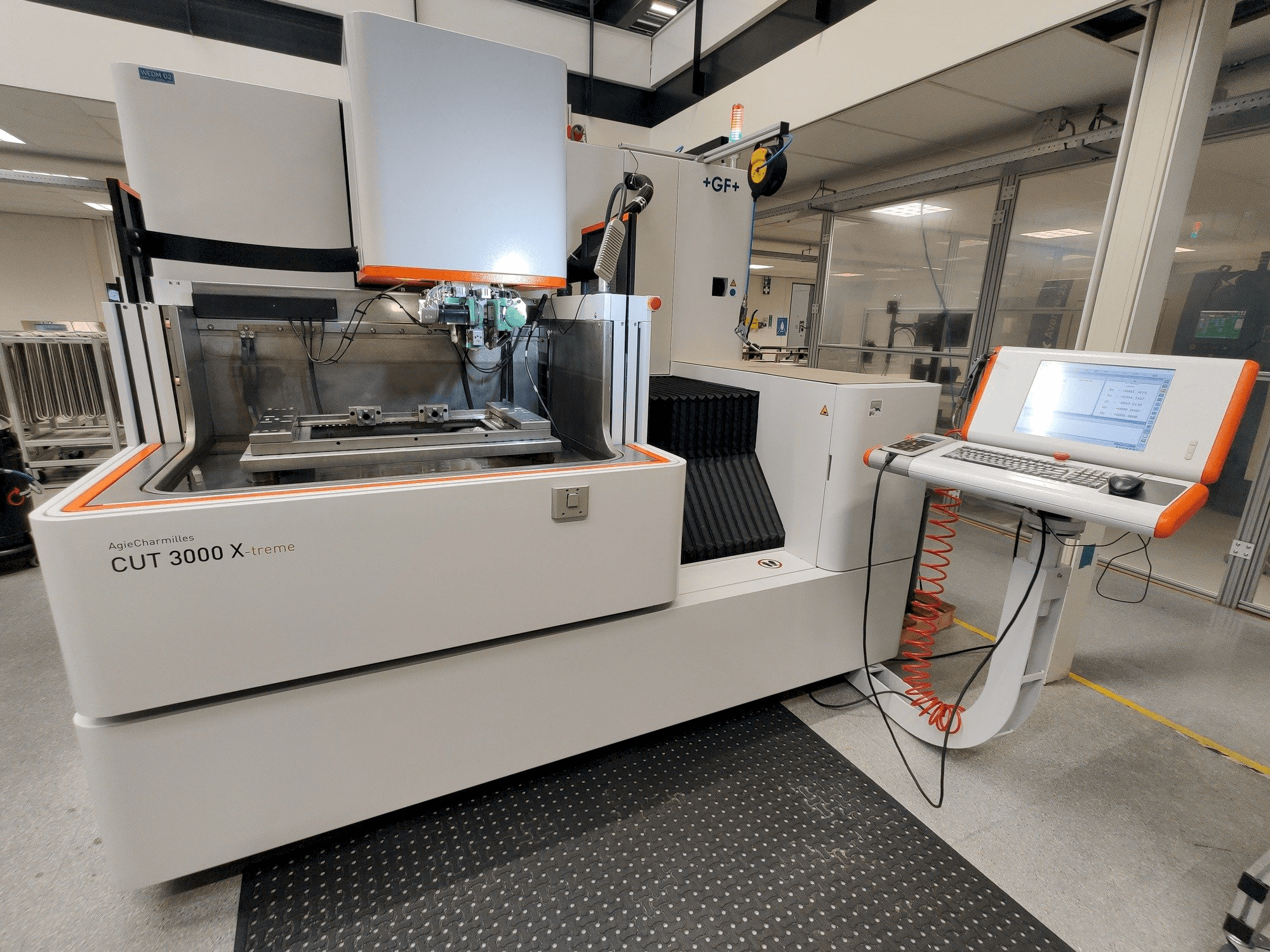 Koneen GF AgieCharmilles CUT 3000 X etunäkymä