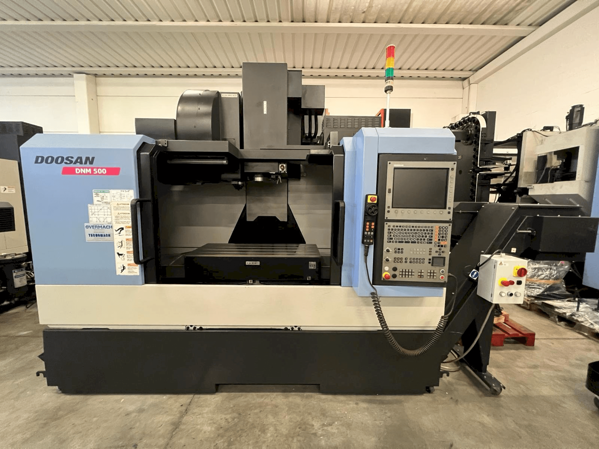 Koneen DOOSAN DNM 500 etunäkymä