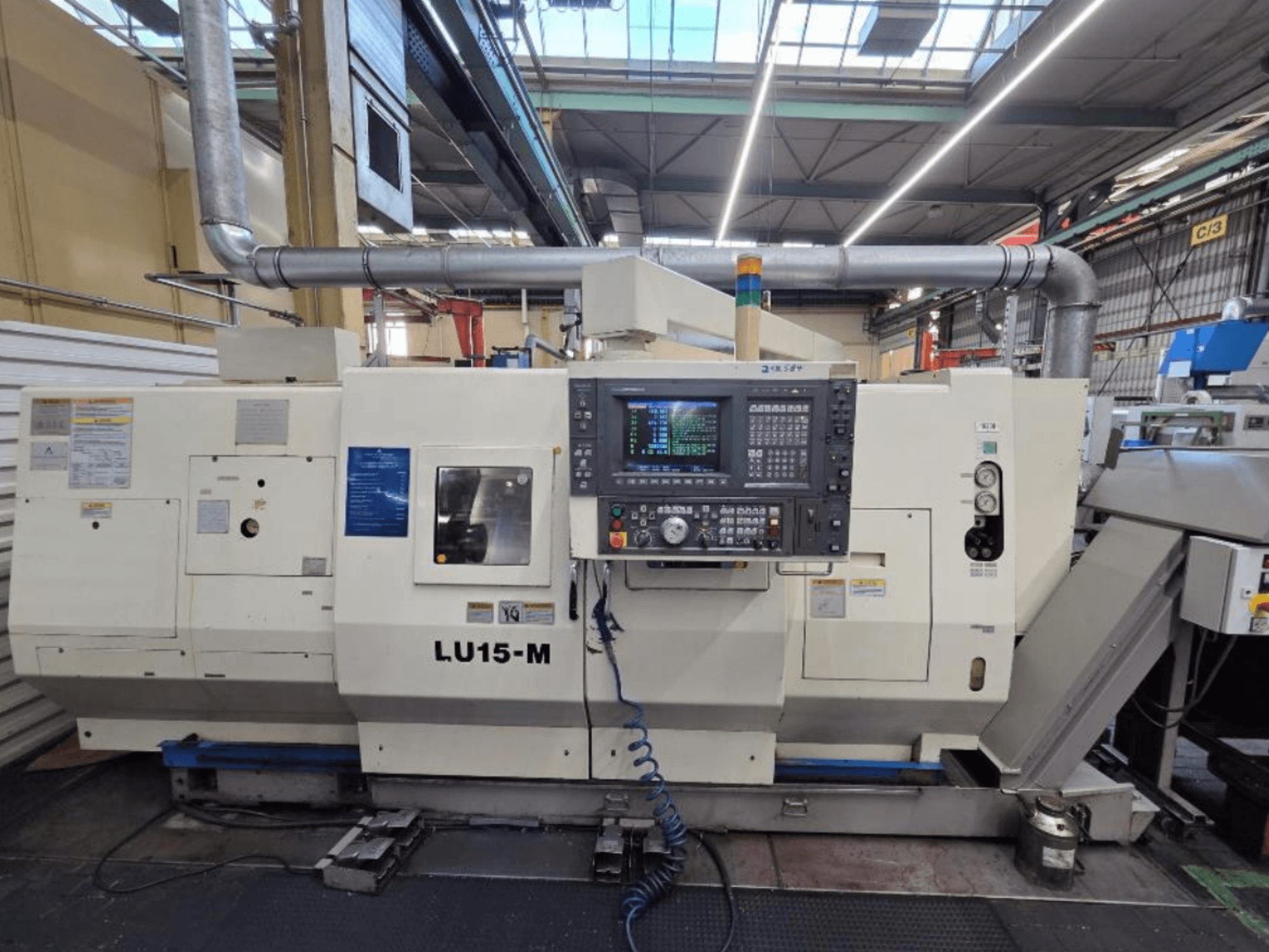 Okuma LU15 M-2SC 1000 vaakasuuntainen sorvauskone, etukuva, jossa näkyy ohjauspaneeli ja koneen ominaisuudet korjaamolla.