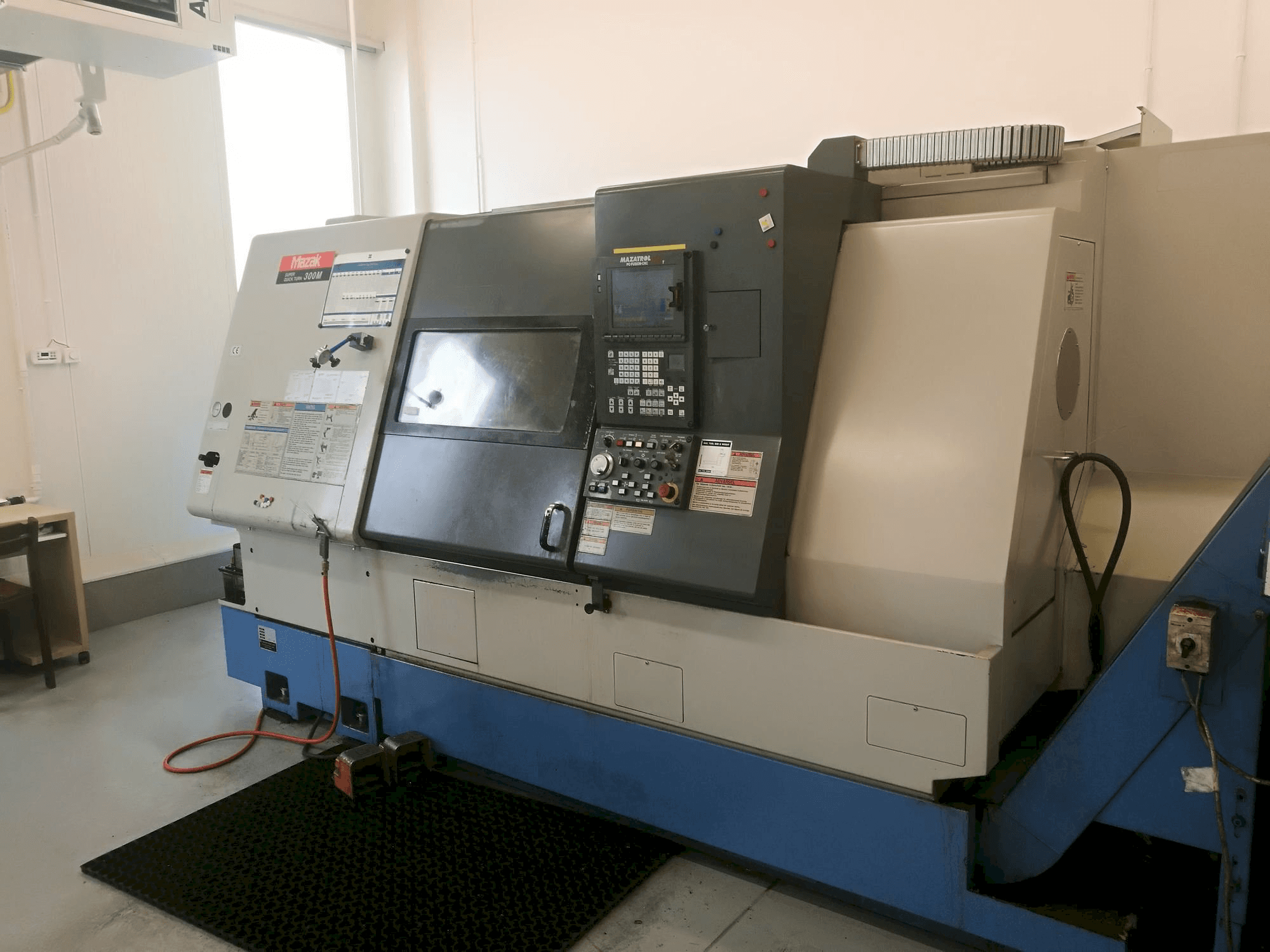 Koneen Mazak SQT-300M etunäkymä