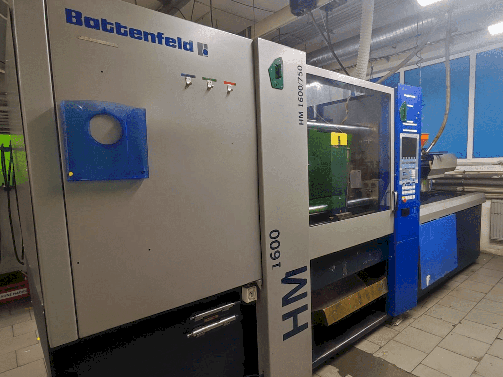 Koneen Battenfeld HM 1600/750 etunäkymä
