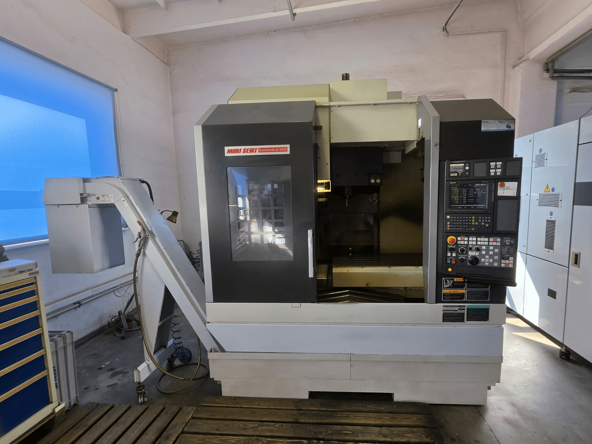 MORI SEIKI DuraVertical 5080 -pystykoneistuskeskus, etunäkymä, jossa näkyvät ohjauspaneeli, kara ja työkalunpidin.