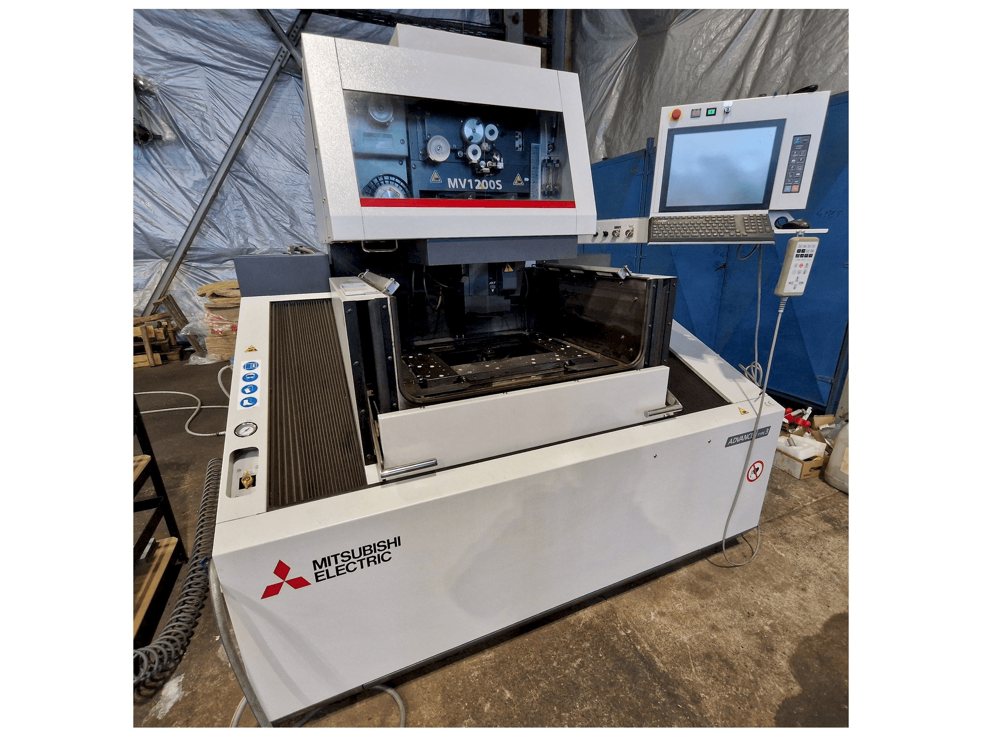 Koneen Mitsubishi MV1200S etunäkymä