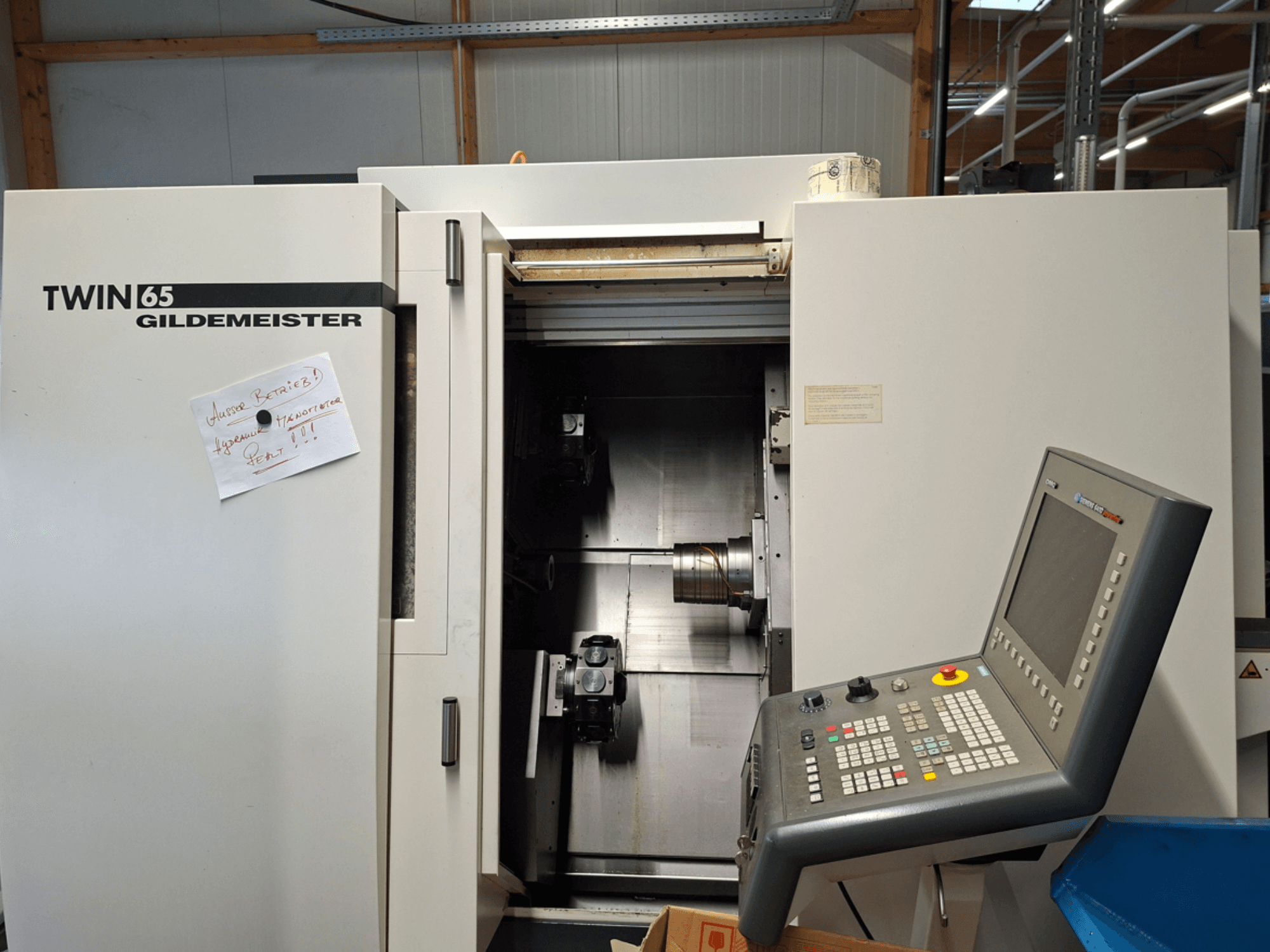 Gildemeister TWIN 65 CNC-sorvi, etukuva, jossa näkyy ohjauspaneeli ja osittain avoin kammio, jossa on näkyvissä koneisto.