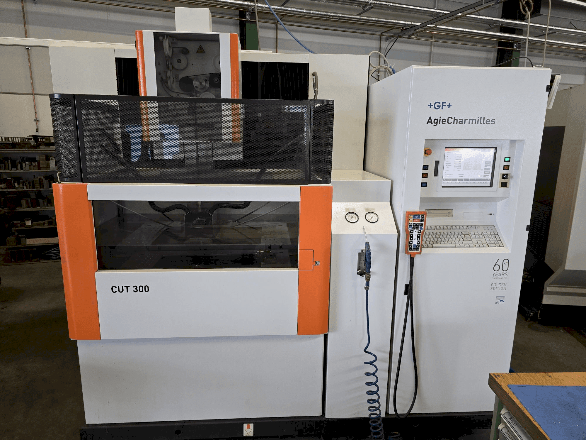 Koneen AgieCharmilles CUT 300 etunäkymä