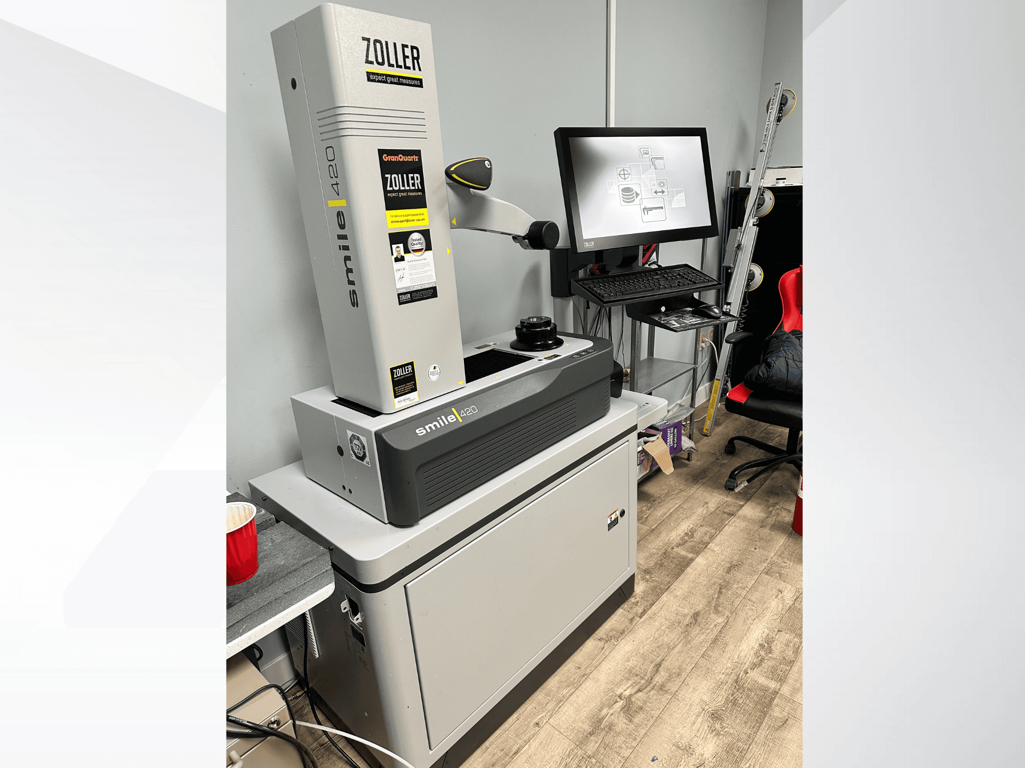 Digitaalinen mittauslaite Zoller Smile 420 edestä kuvattuna, taustalla näyttö ja työtila.
