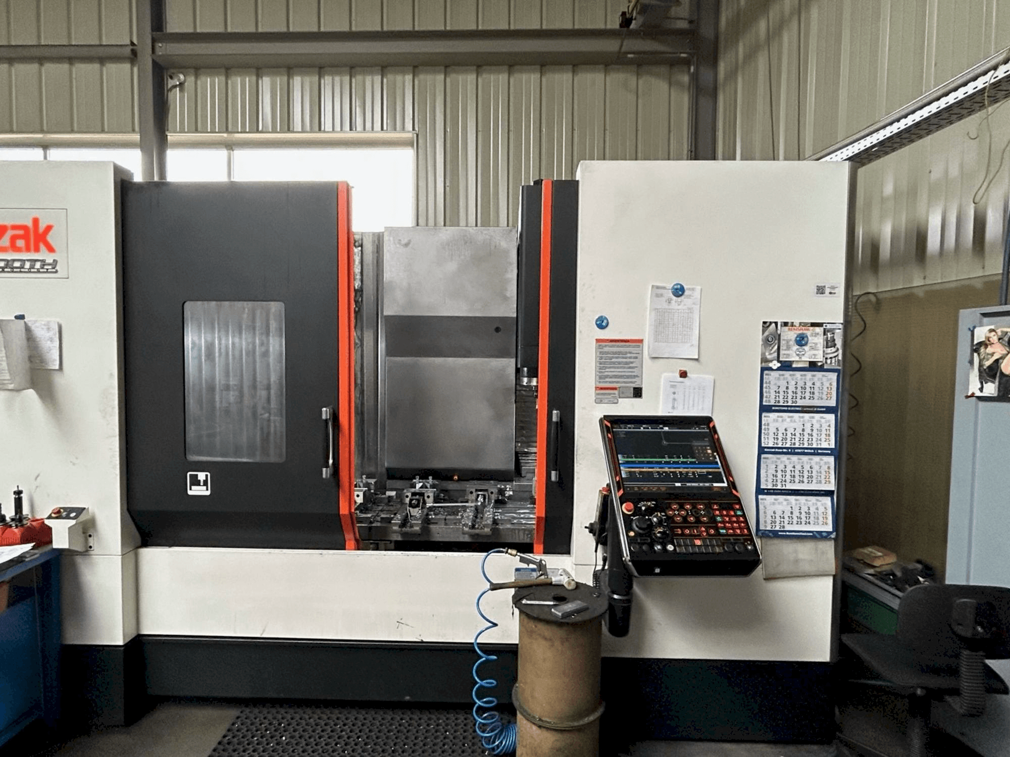 Koneen Mazak VTC 530C etunäkymä