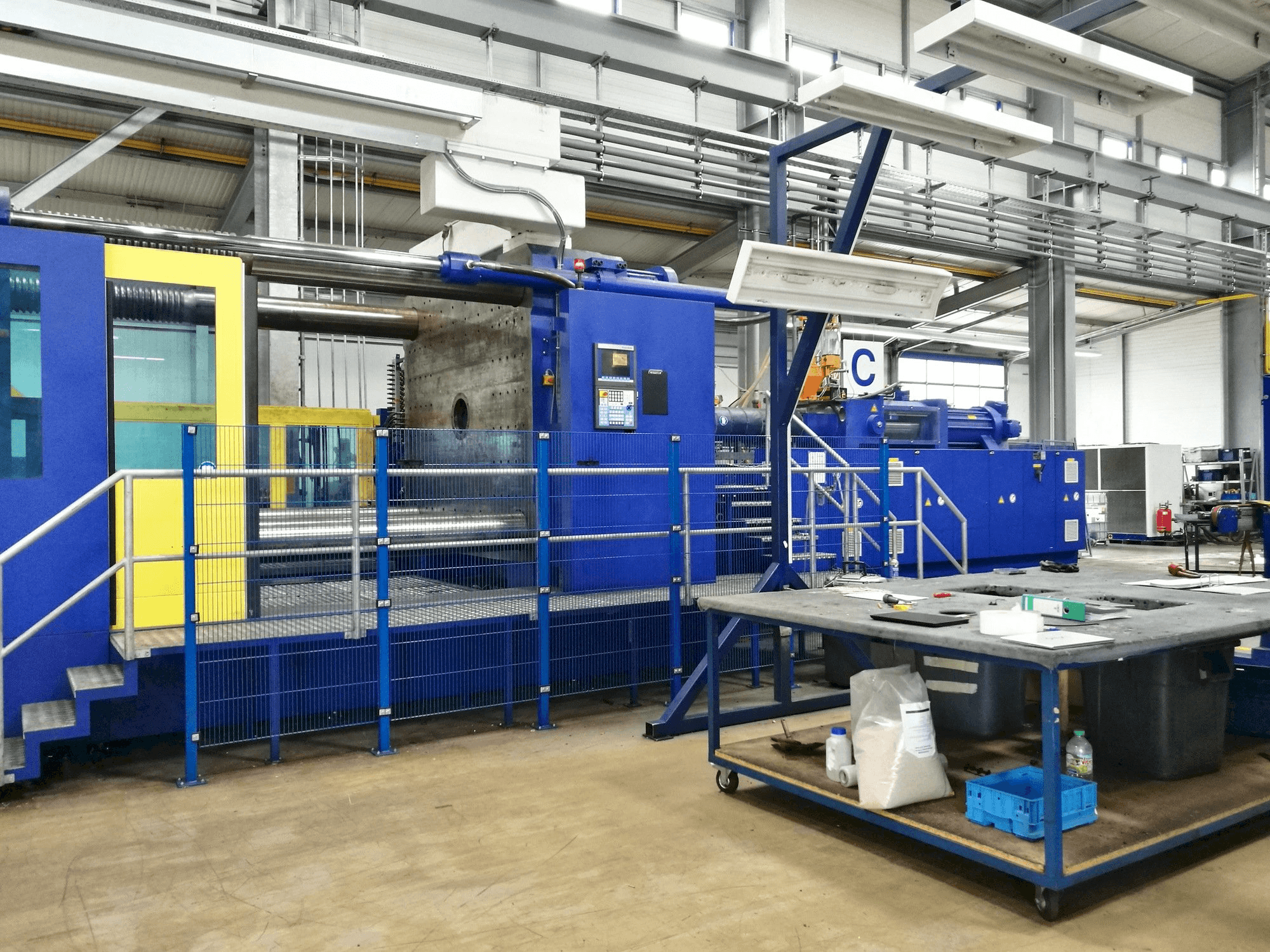 Koneen Krauss Maffei 2300-12000 MX etunäkymä