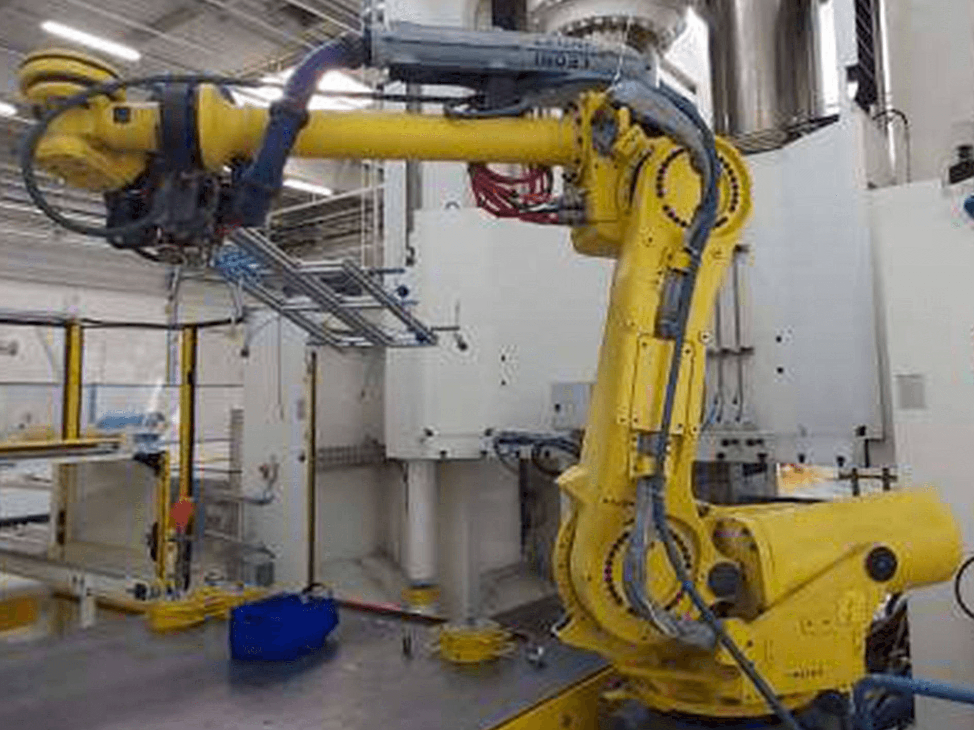 Koneen FANUC Robot R-2000iB/185L etunäkymä