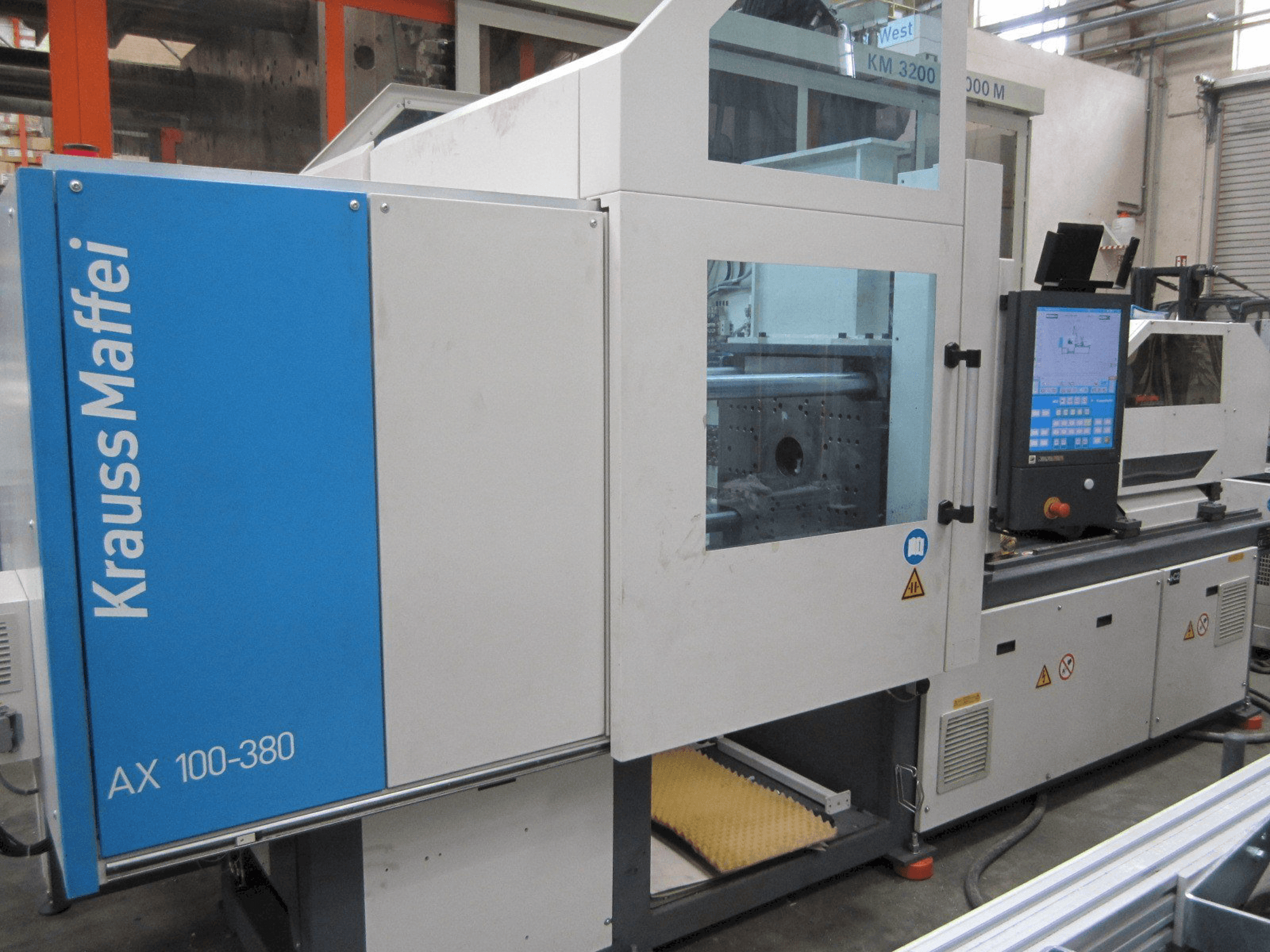 Koneen Krauss Maffei 100-380 AX etunäkymä