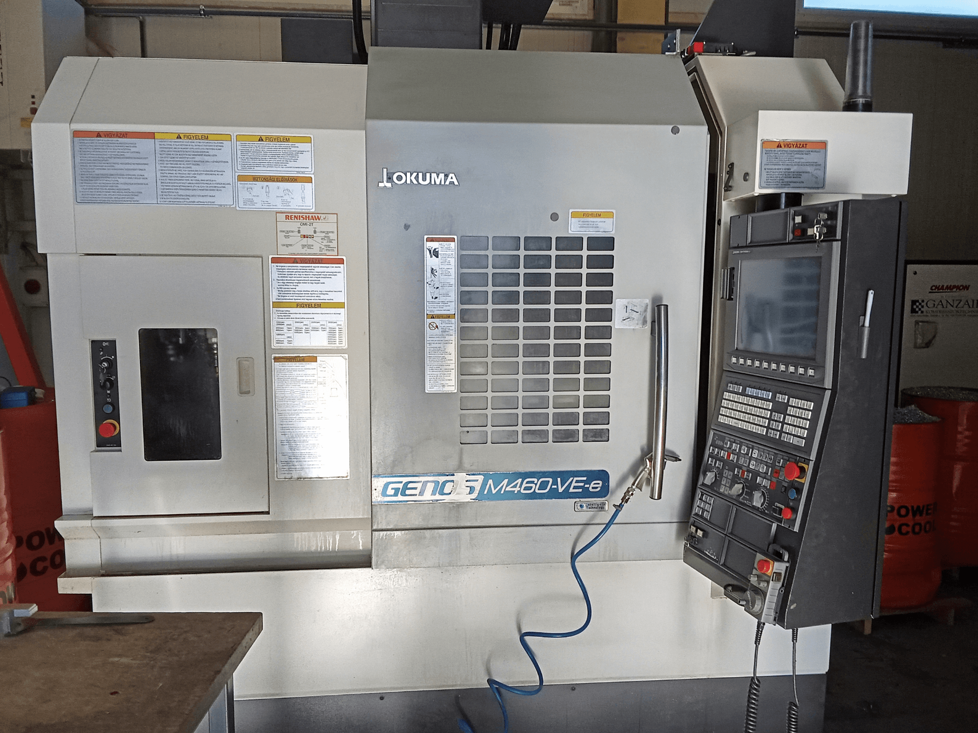Okuma M460R-VE -pystytyöstökeskus, etukuva, jossa näkyy ohjauspaneeli ja käyttöliittymän yksityiskohdat.