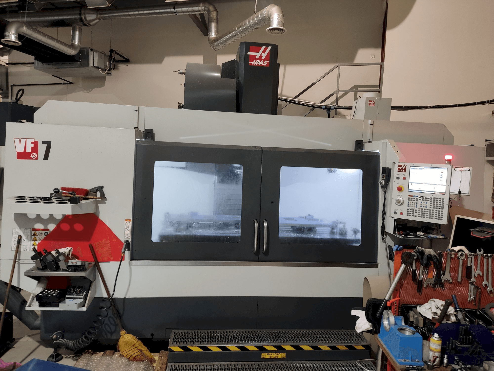 Koneen HAAS VF-7 etunäkymä