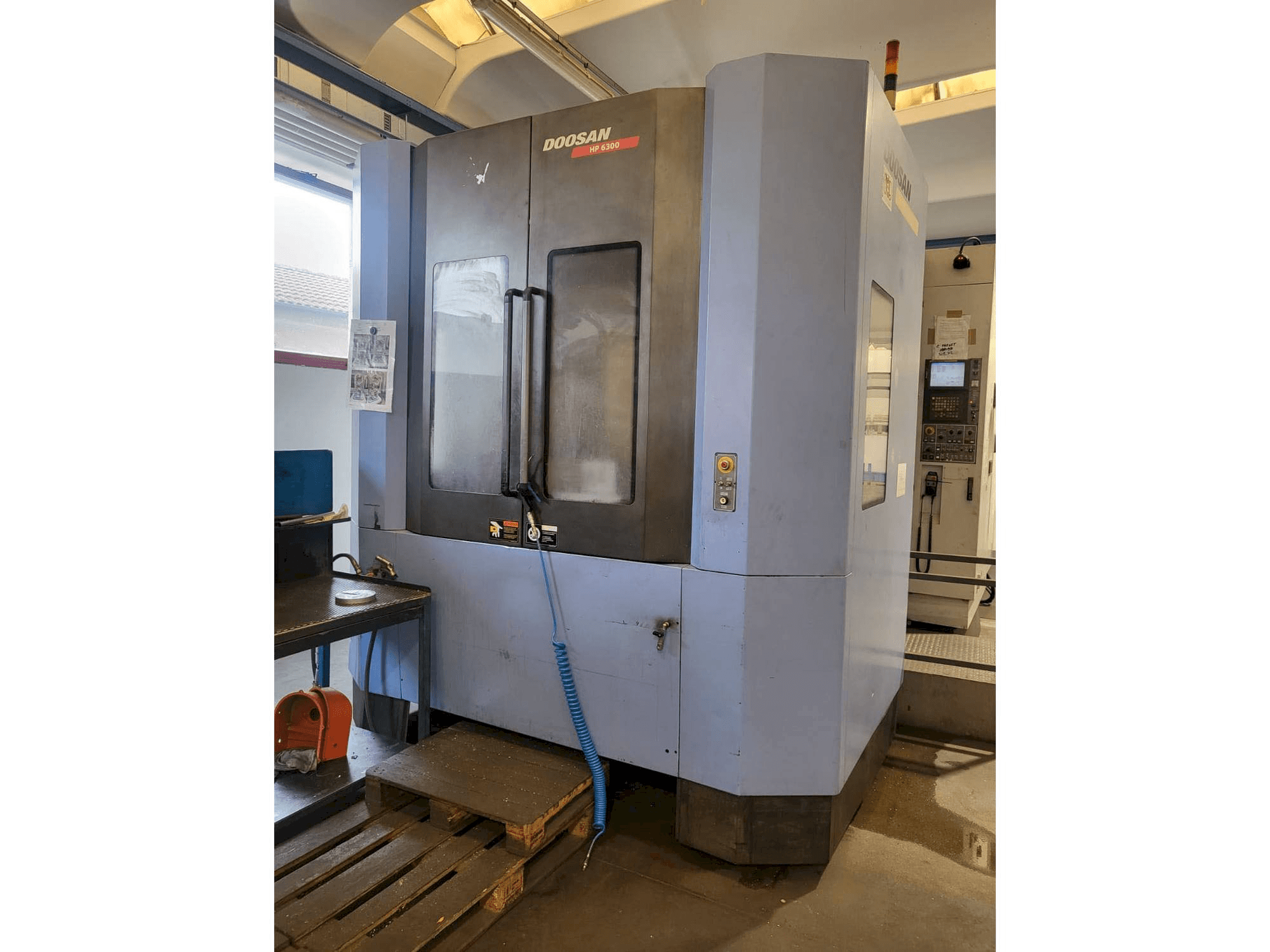 Koneen Doosan HP 6300 etunäkymä
