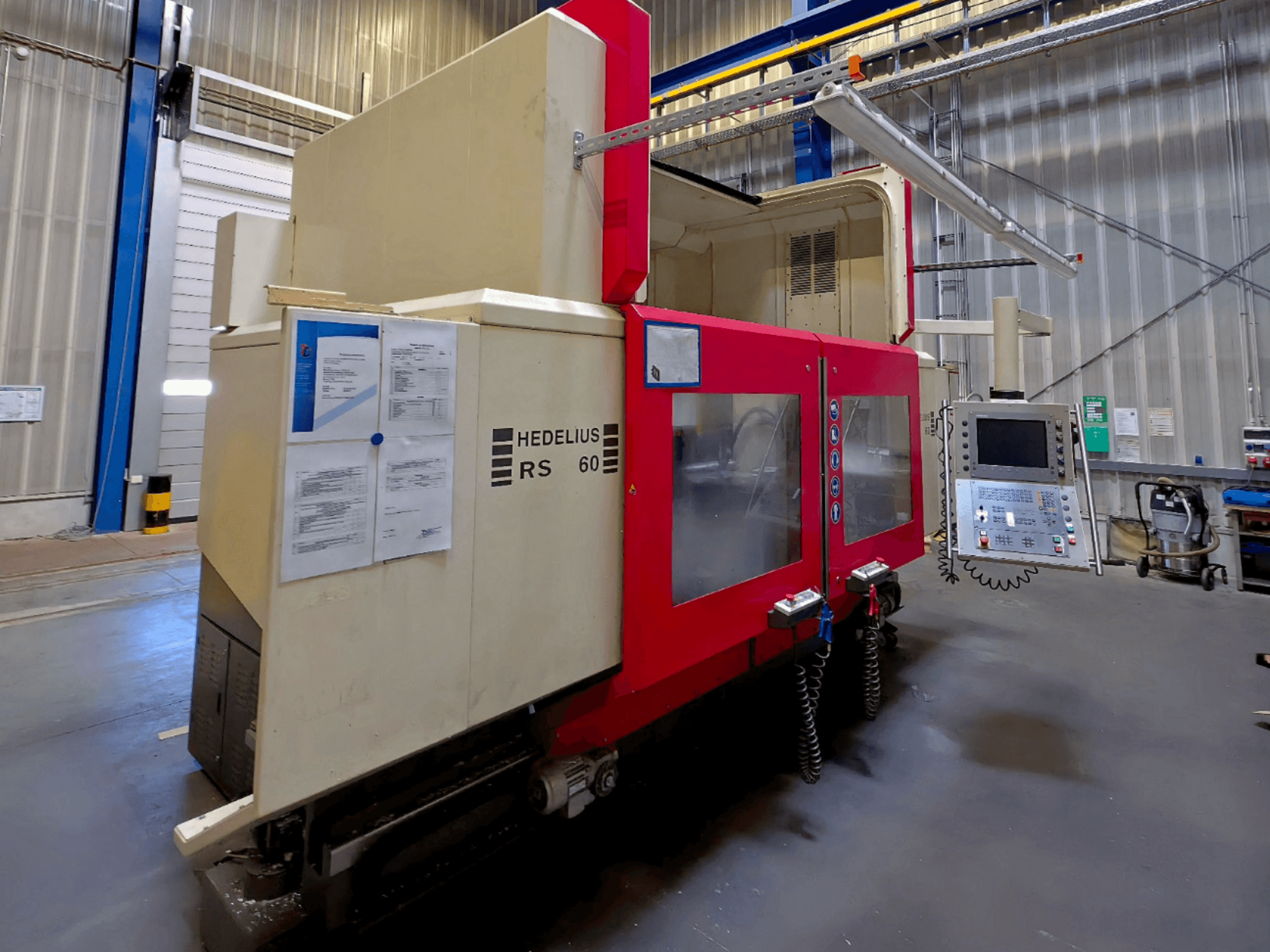 HEDELIUS RS 60 K - 2000 -pystytyöstökeskus, sivukuva, ominaisuudet ohjauspaneeli ja turvallisuusohjeet näkyvissä.