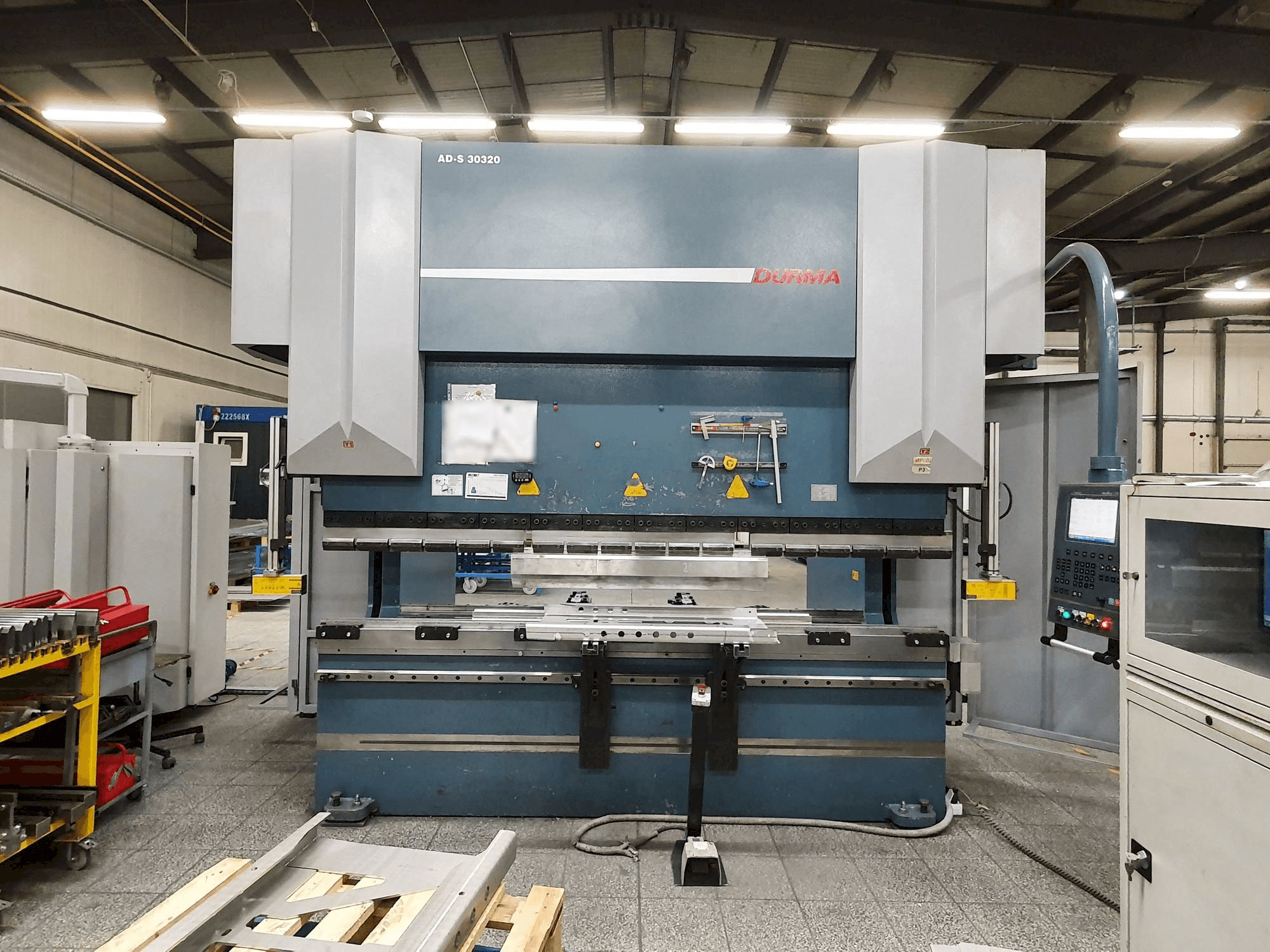 Koneen Durma AD-S 30320 etunäkymä