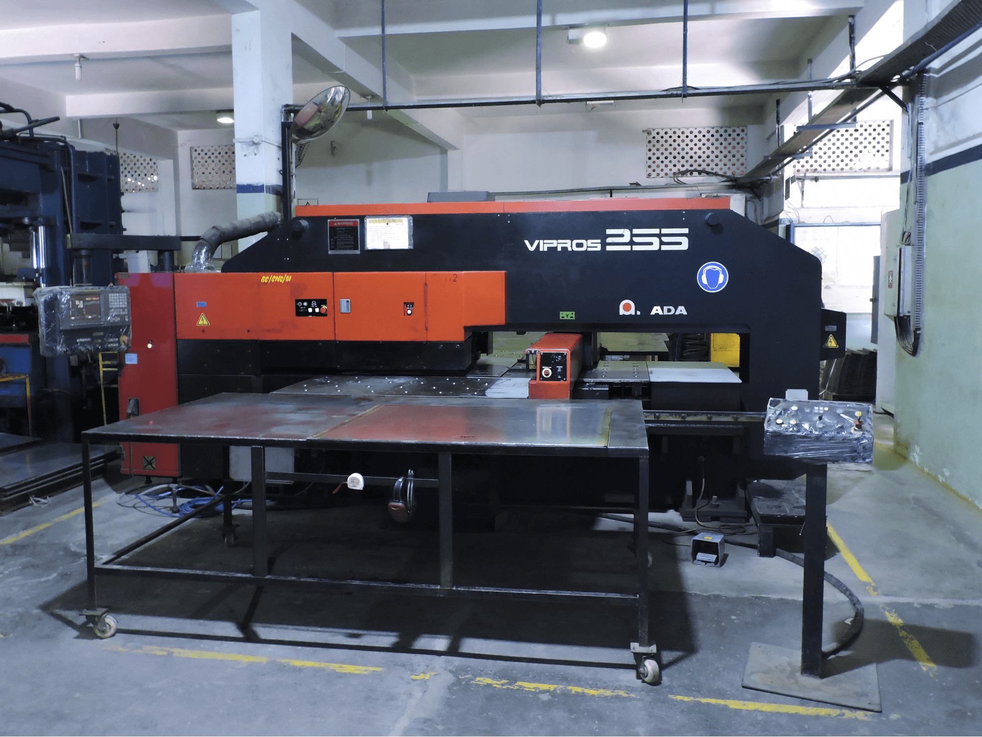 Koneen AMADA etunäkymäVipros 255