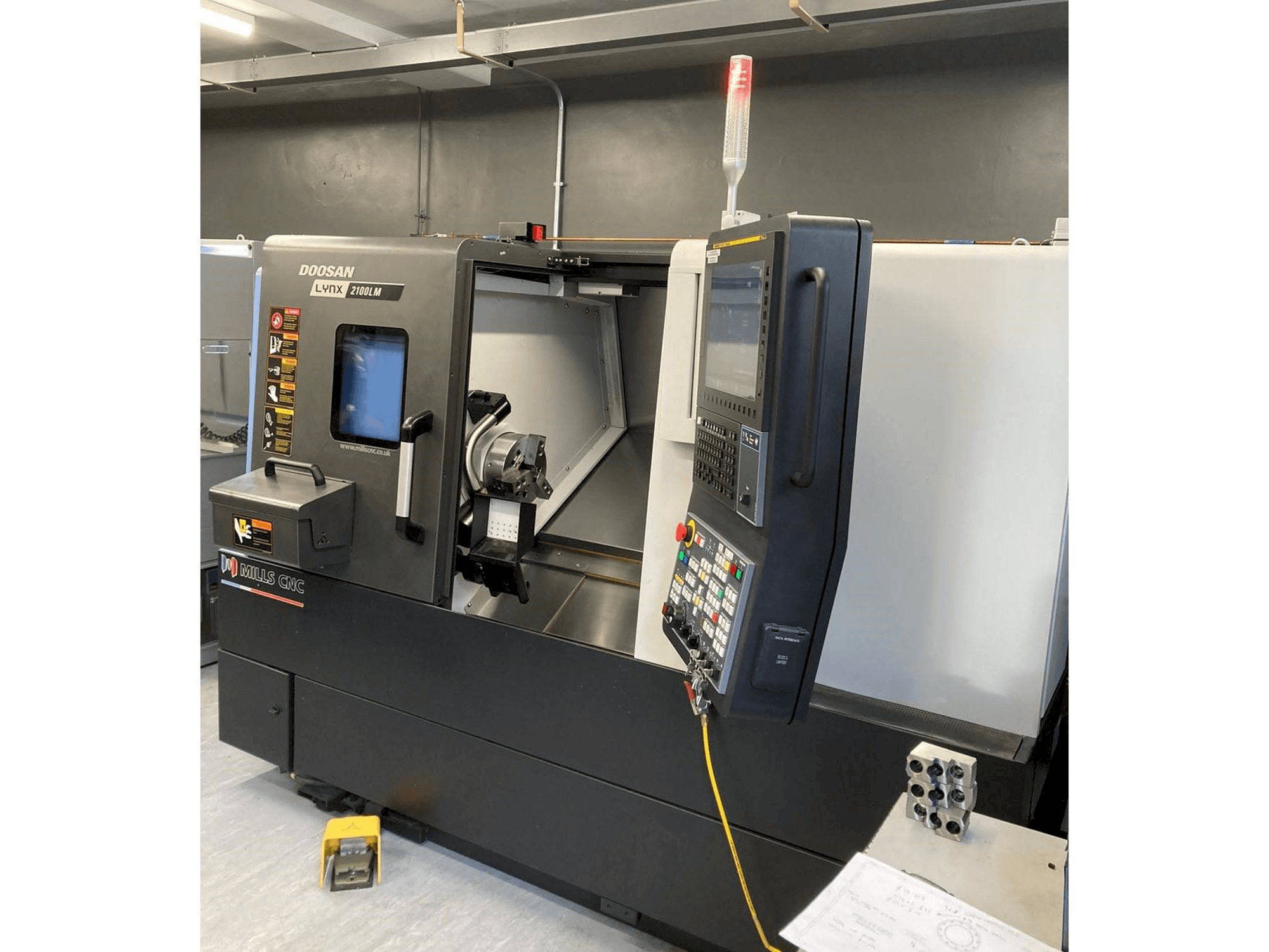 Koneen Doosan Lynx 2100 LMB etunäkymä