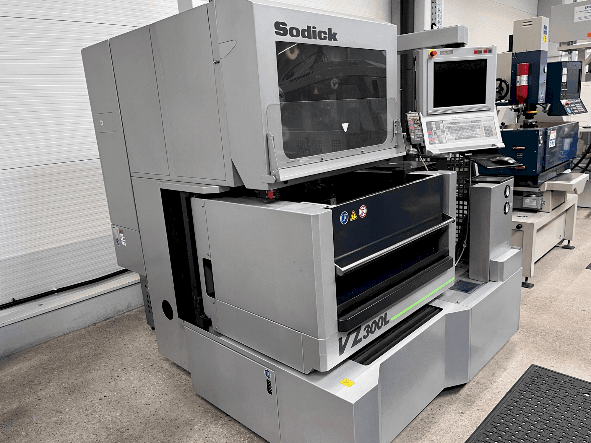 Koneen Sodick VZ 300L vasemman sivun näkymä