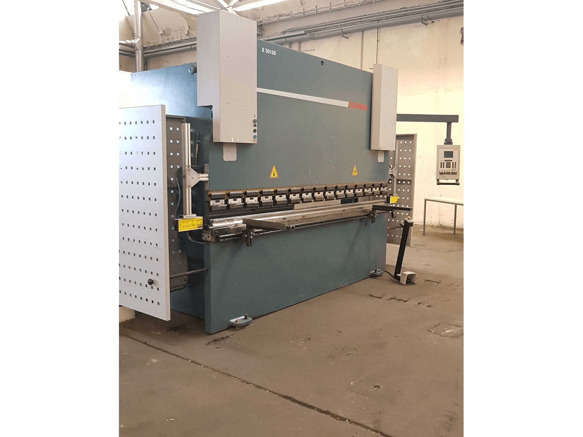 Koneen Dumazlar E 30120 etunäkymä