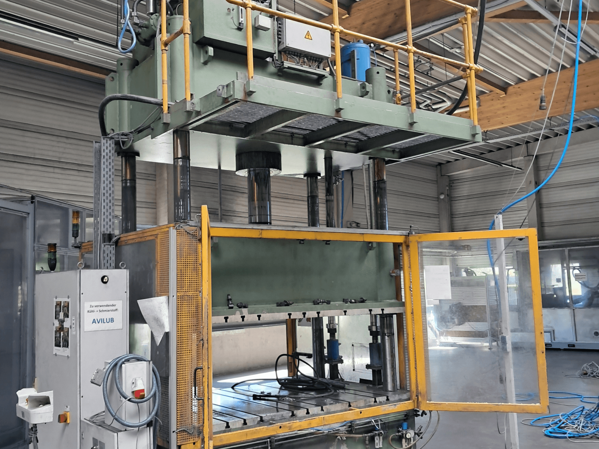 Other-valmistajan metallipuristin HS 4 160, etunäkymä, ovi auki, jossa näkyvät hydraulisylinterit ja ohjauspaneeli.