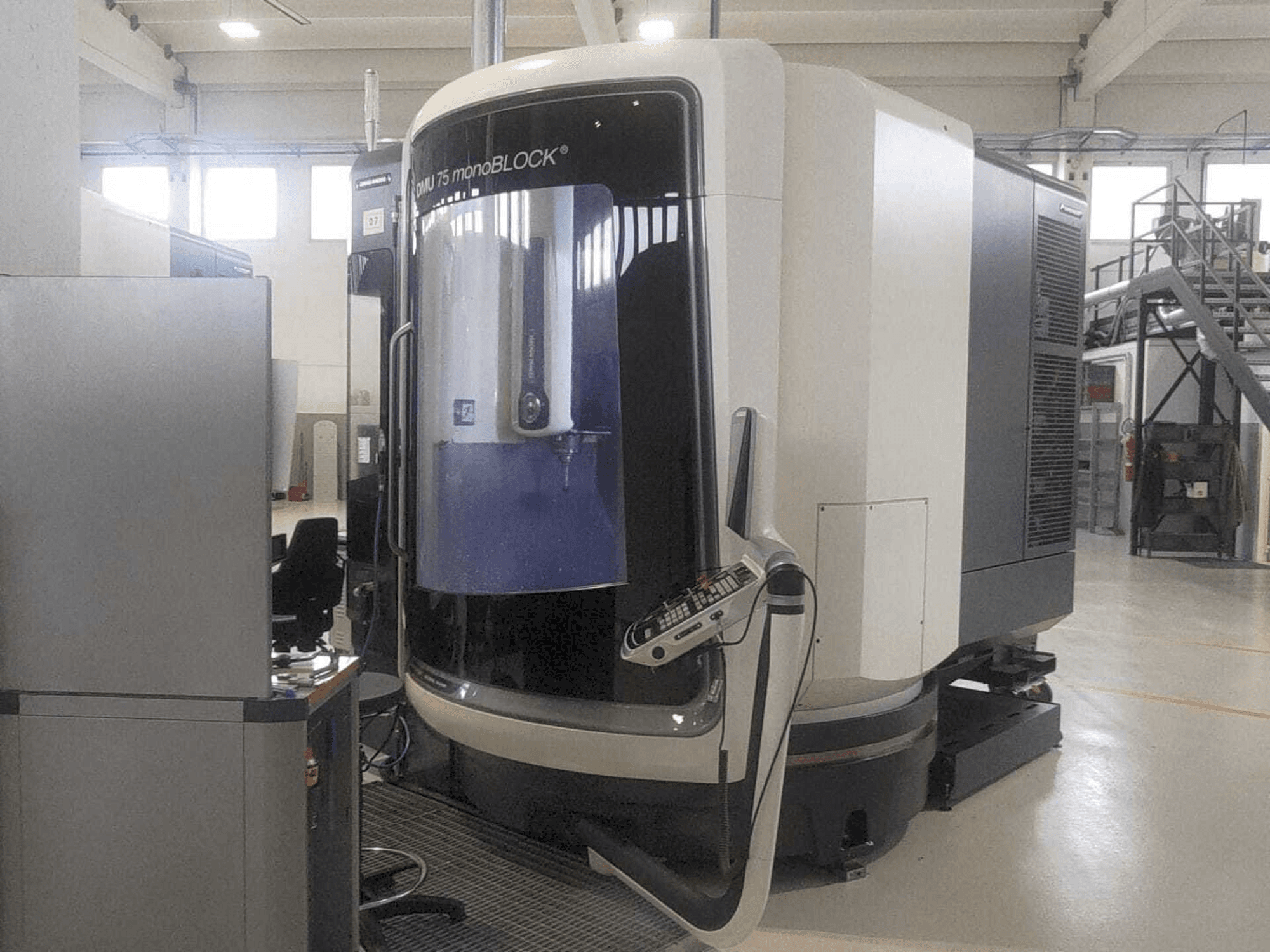Koneen DMG MORI DMU 75 monoBLOCK etunäkymä