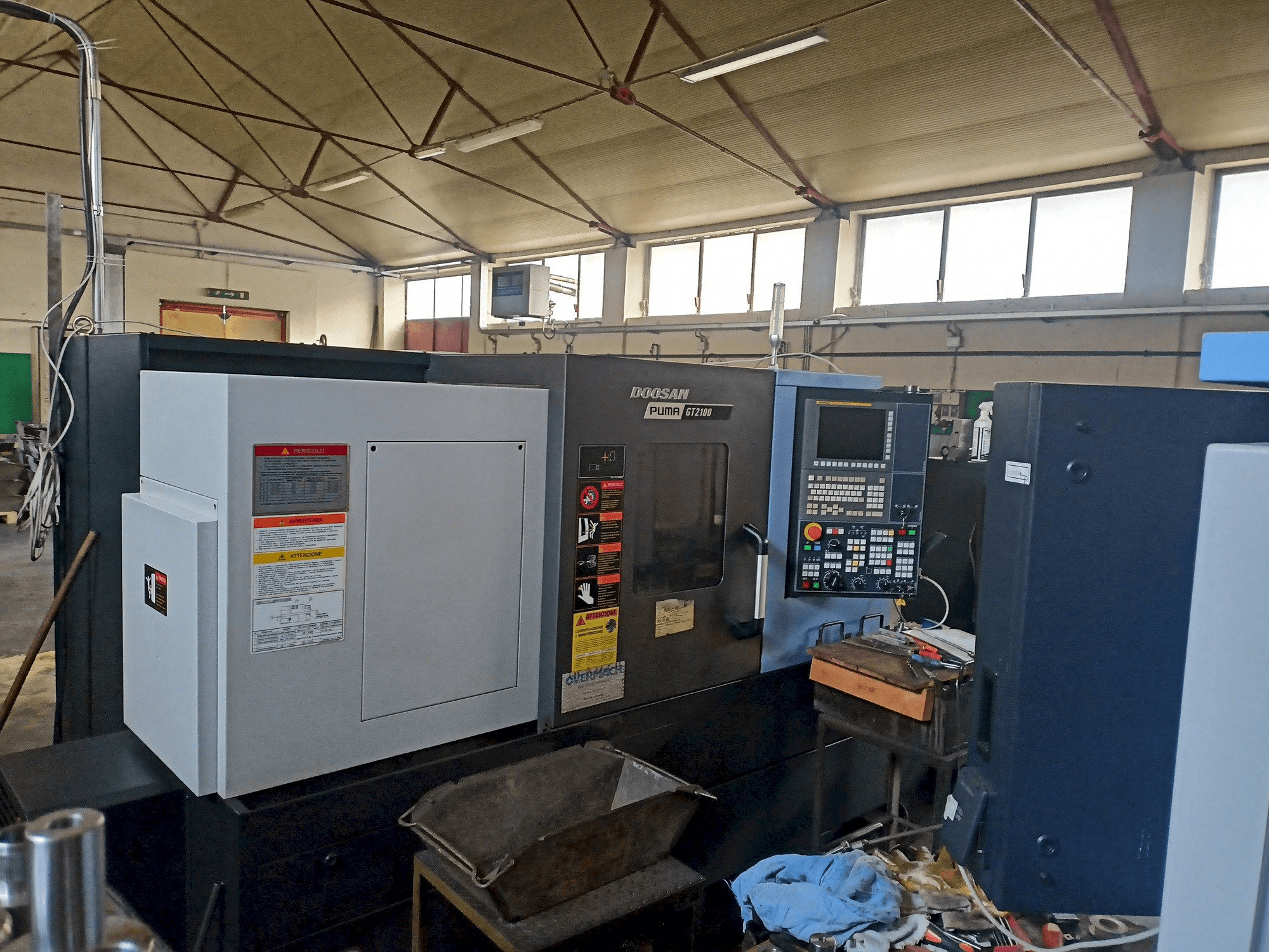 Koneen DOOSAN Puma GT2100 etunäkymä