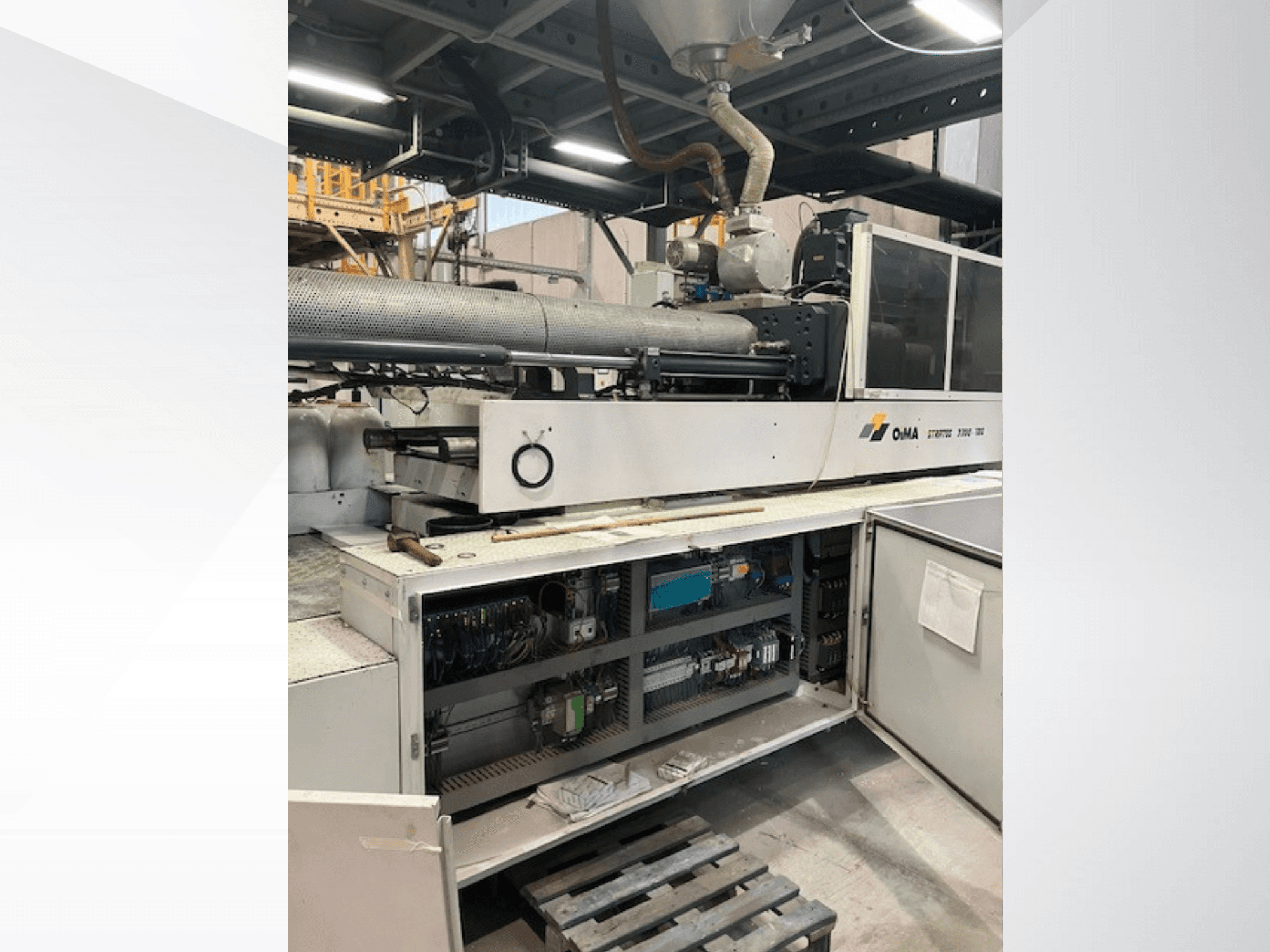 OMA Extruder 3500:n etukuva, jossa näkyvät käyttöosat, ohjauspaneeli ja johdotuksen yksityiskohdat. Raskas kone teollisuusympäristössä.