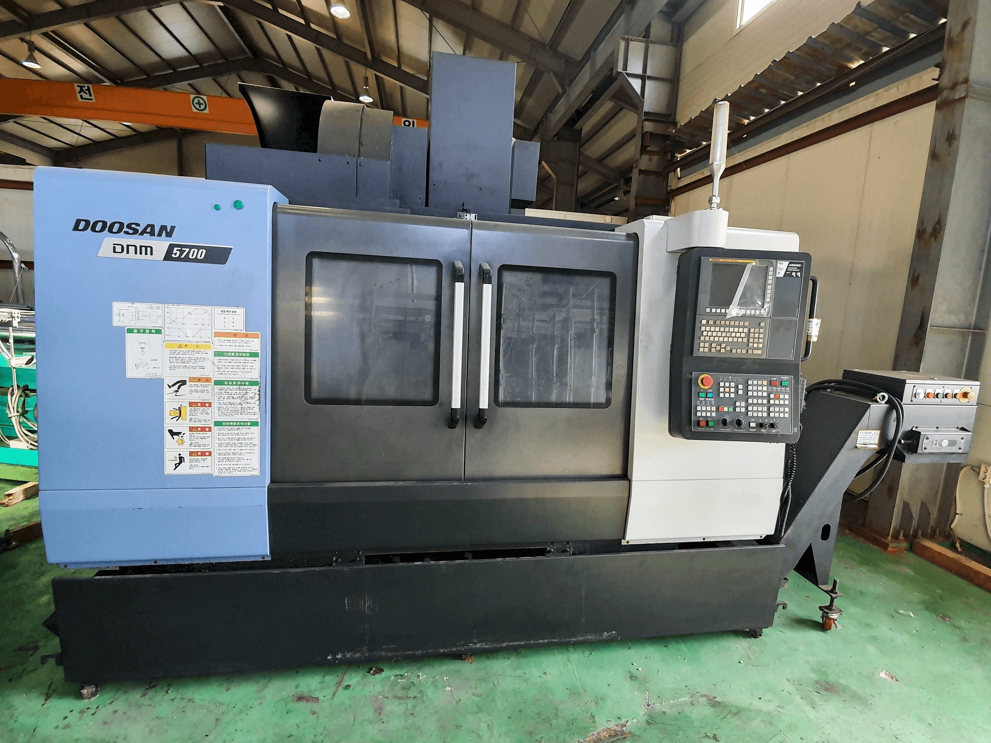 Koneen Doosan DNM5700 etunäkymä