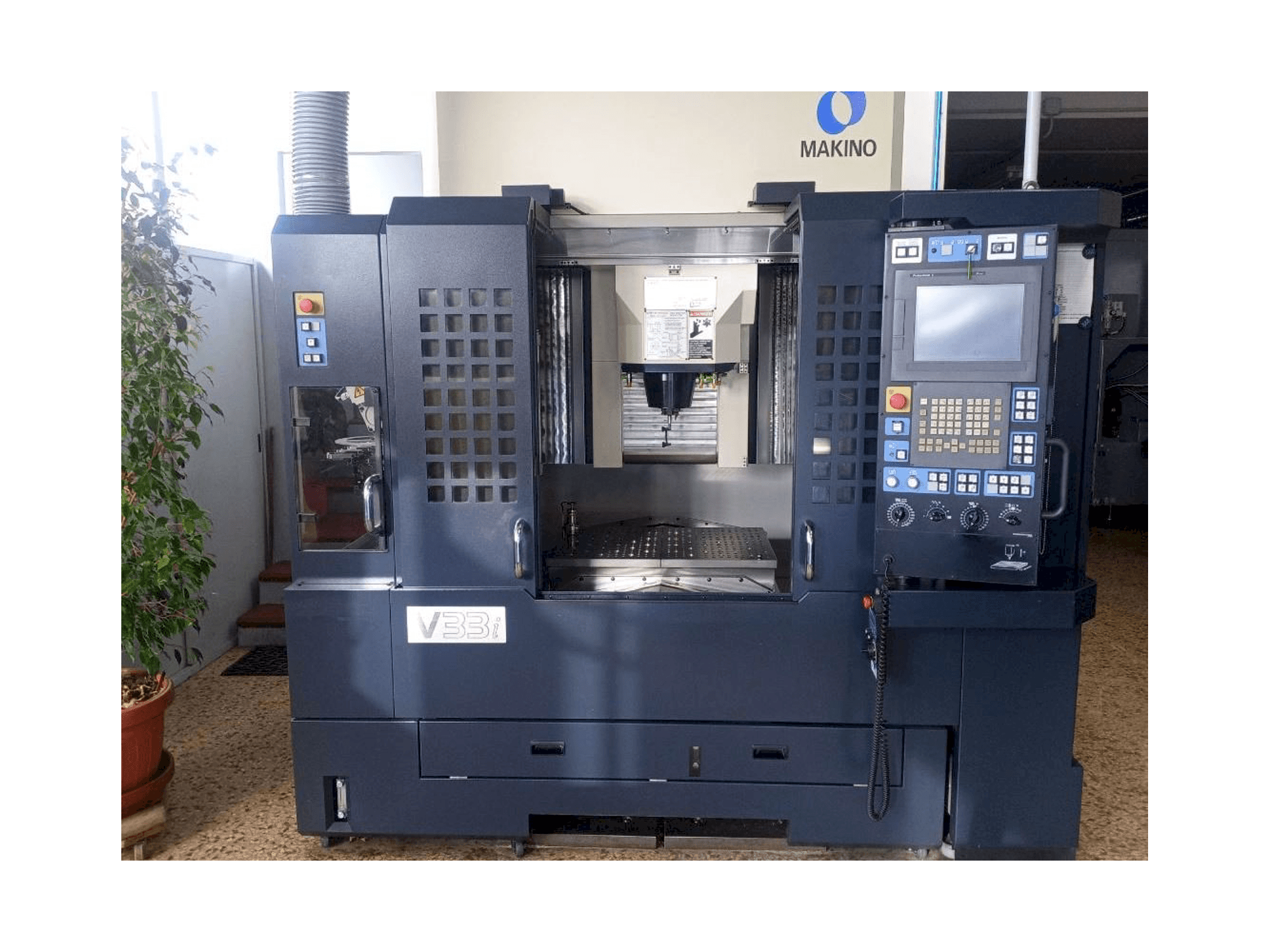 Koneen Makino V33i A15F etunäkymä