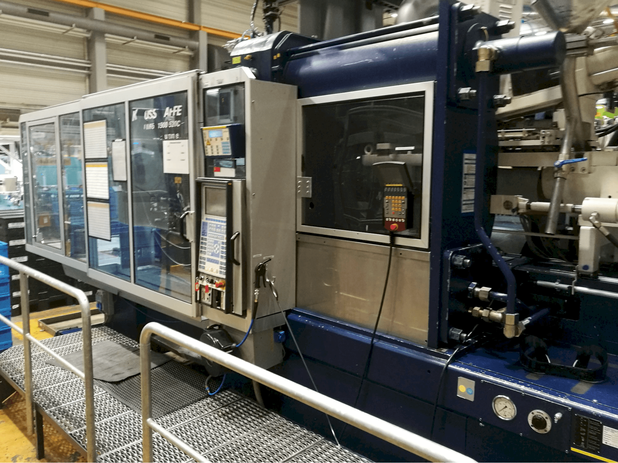 Koneen Krauss Maffei oikea näkymä 650-1900-520 CZ