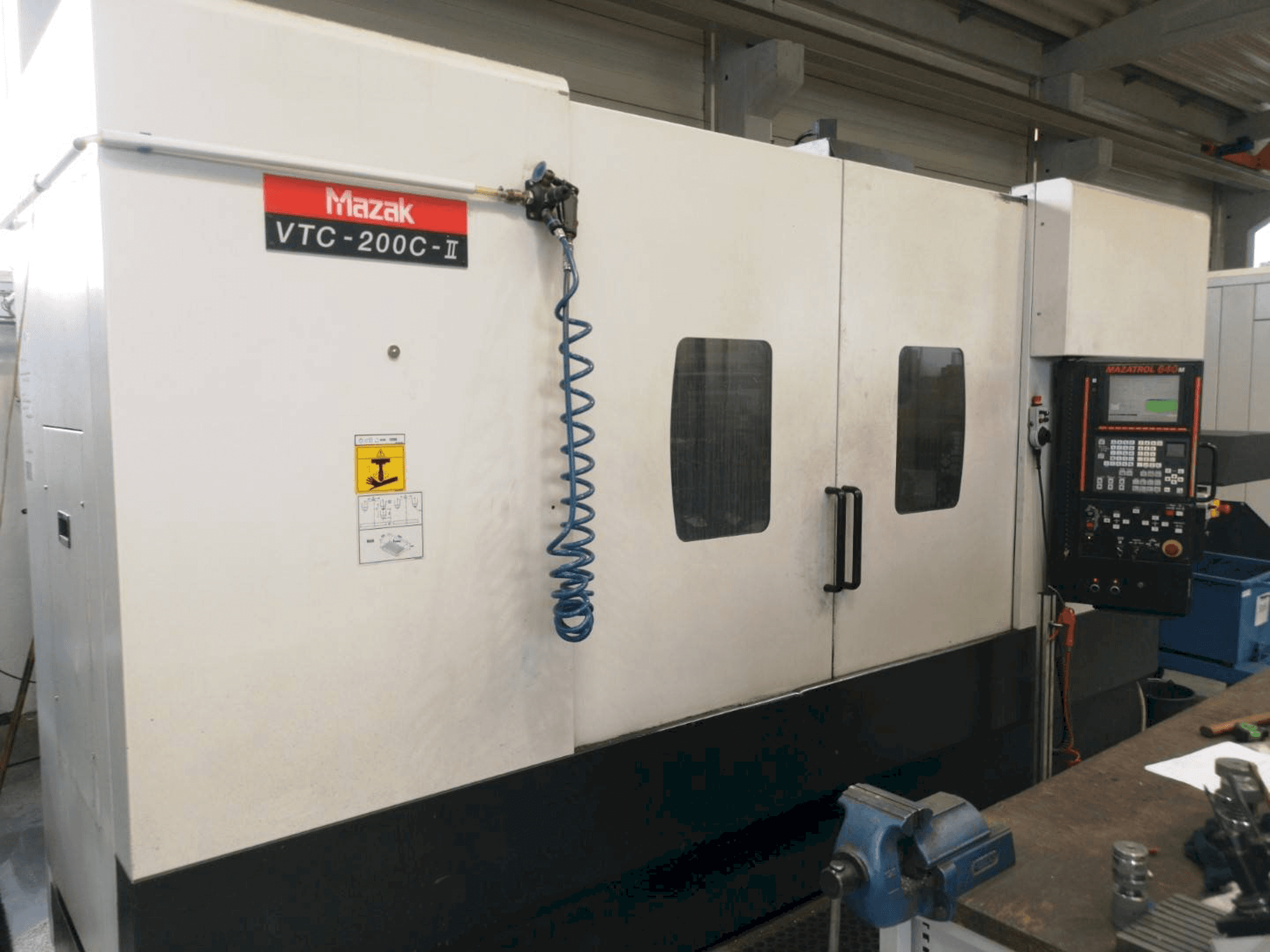 Koneen Mazak VTC200C-II etunäkymä