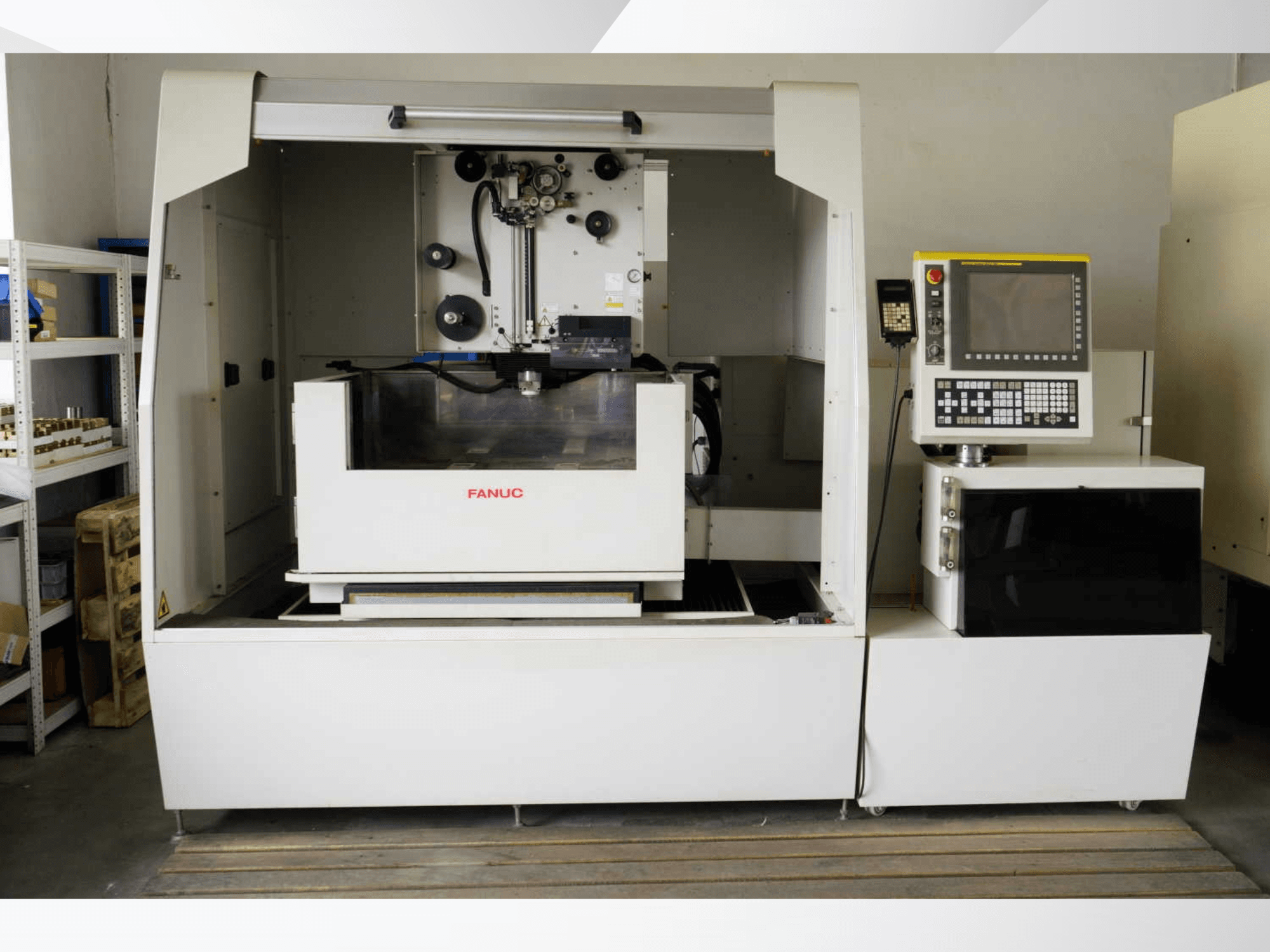 FANUC ROBOCUT alpha-1iD -lankasähköleikkauskone, etunäkymä, jossa näkyvät ohjauspaneelin ja työtilan ominaisuudet.