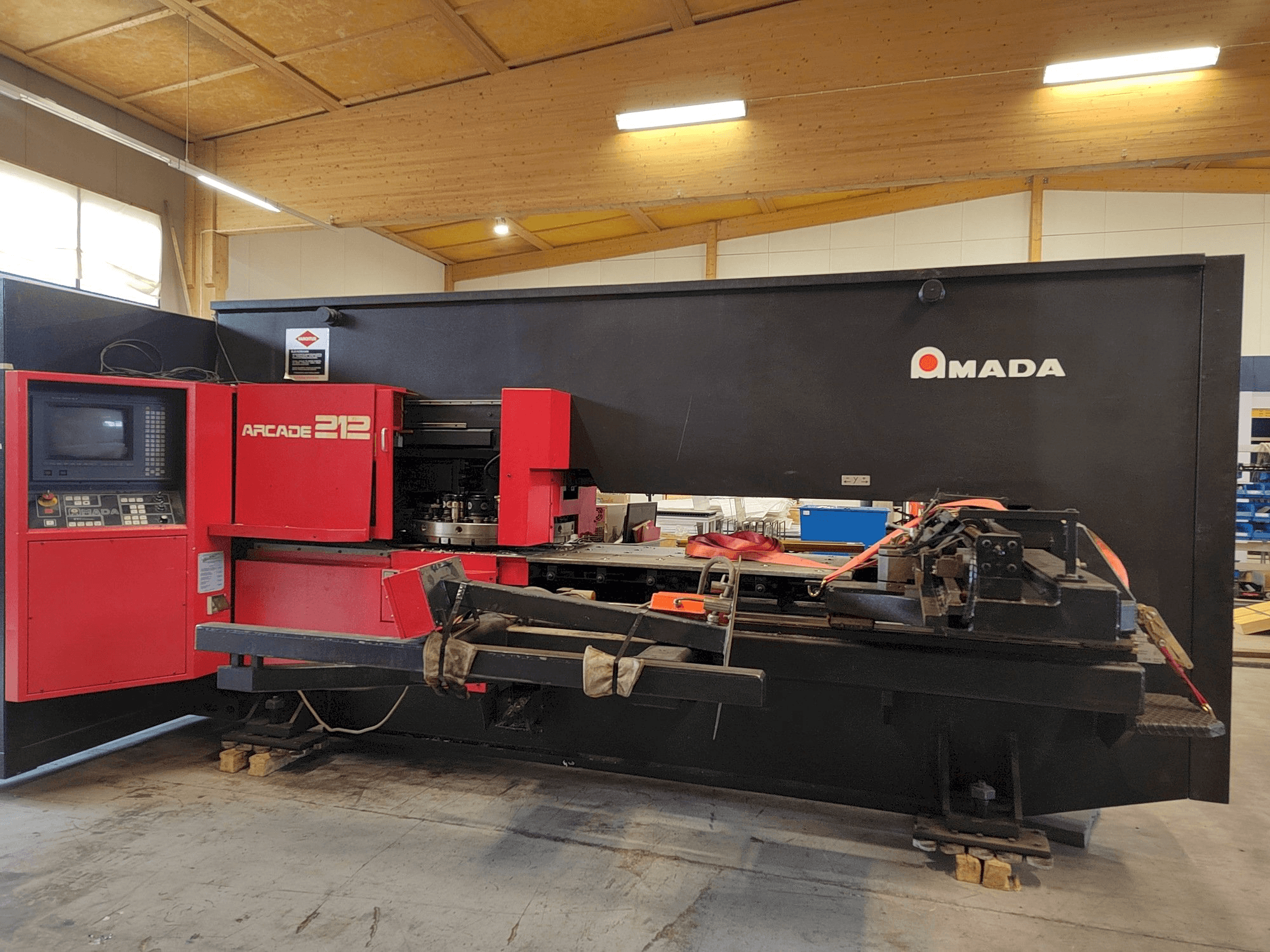Koneen AMADA Arcade 212 etunäkymä
