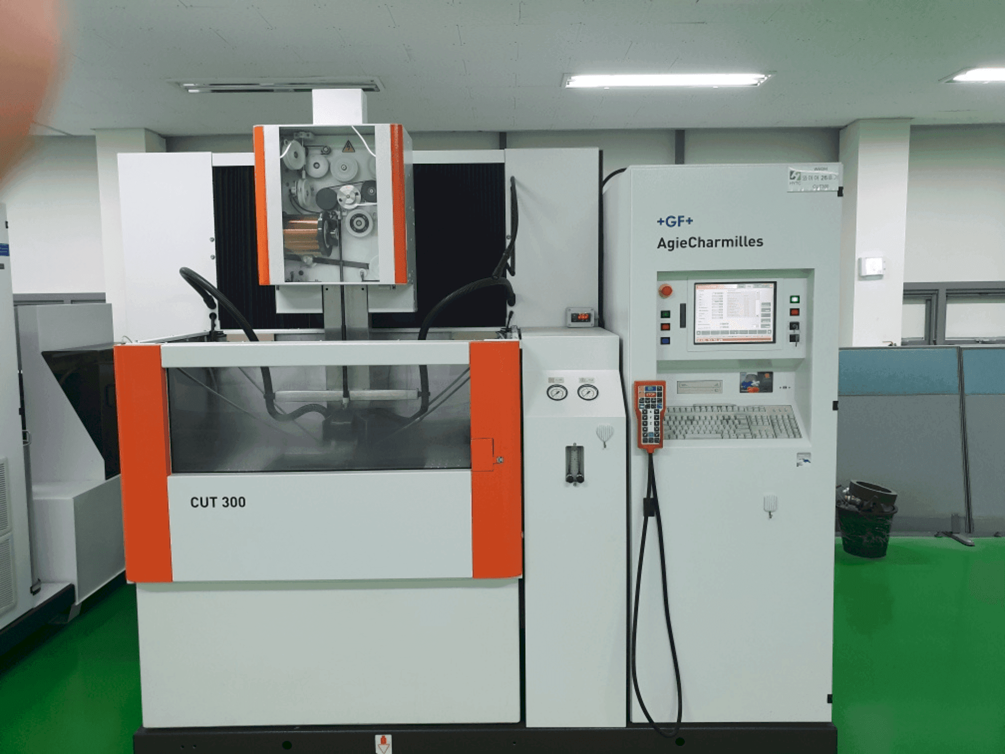 Koneen AGIE CUT 300 etunäkymä