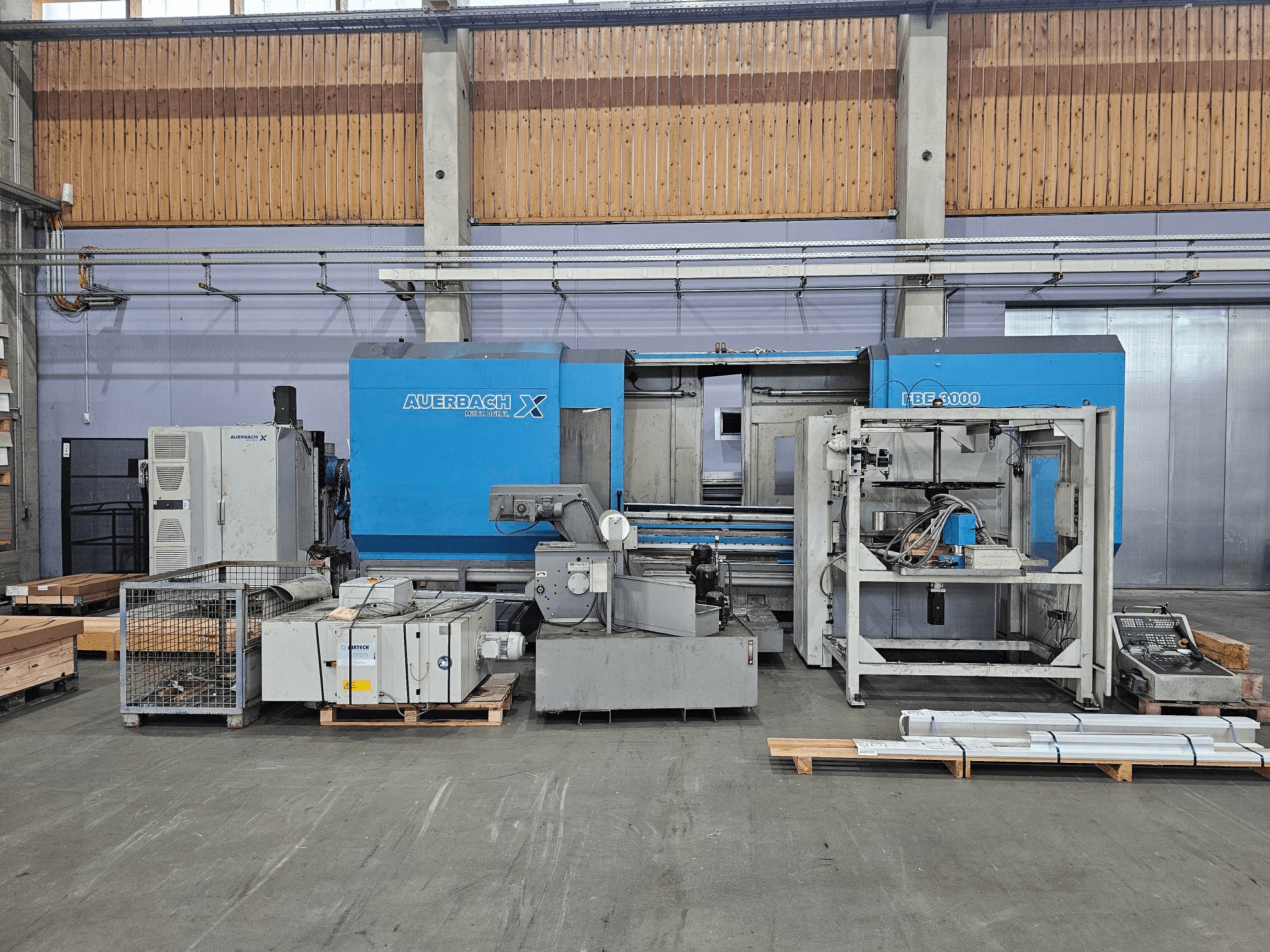 Auerbach X LBF-3000 -kone tehtaalla, sivukuva, harmaat ja siniset komponentit sekä näkyvä ohjauspaneeli.
