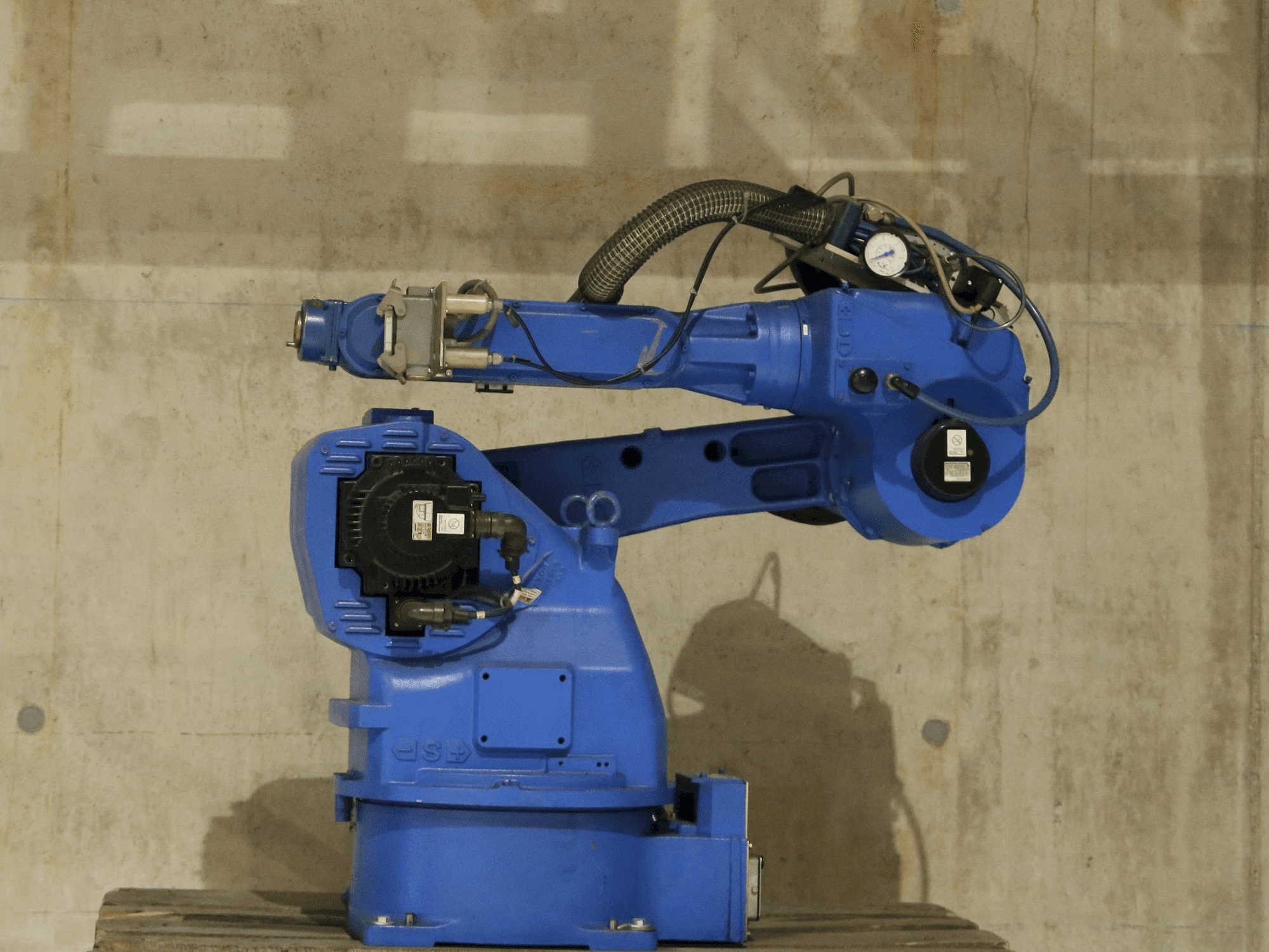 Koneen Yaskawa Motoman UP20 vasen näkymä