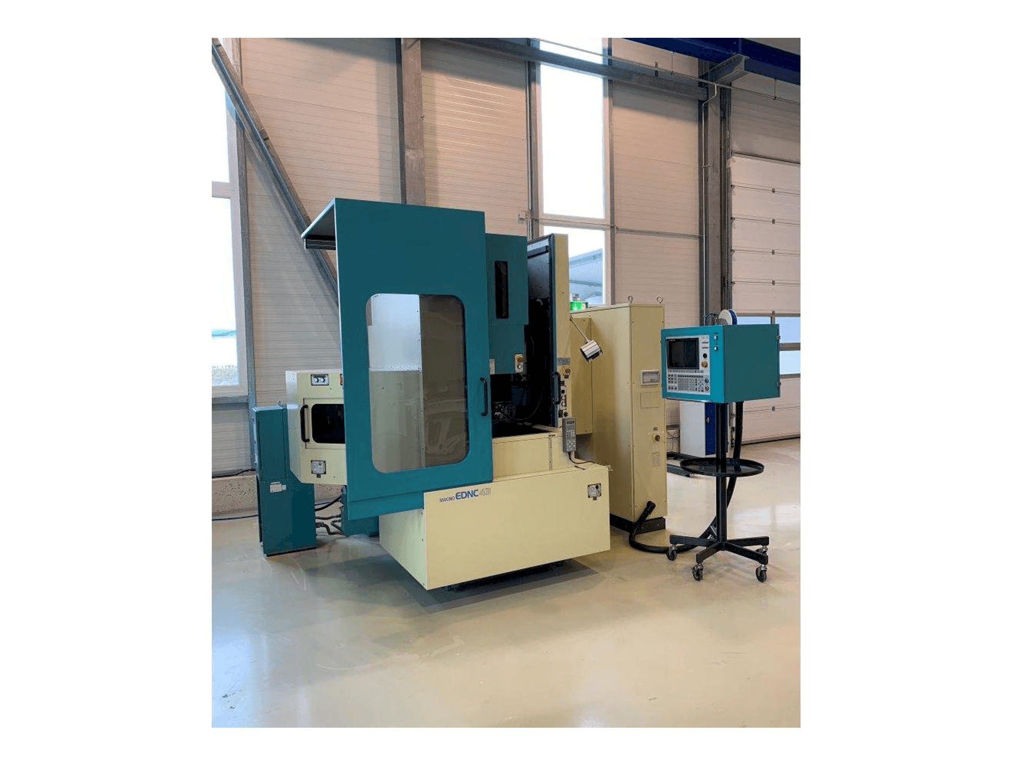 Koneen Makino EDNC43 etunäkymä