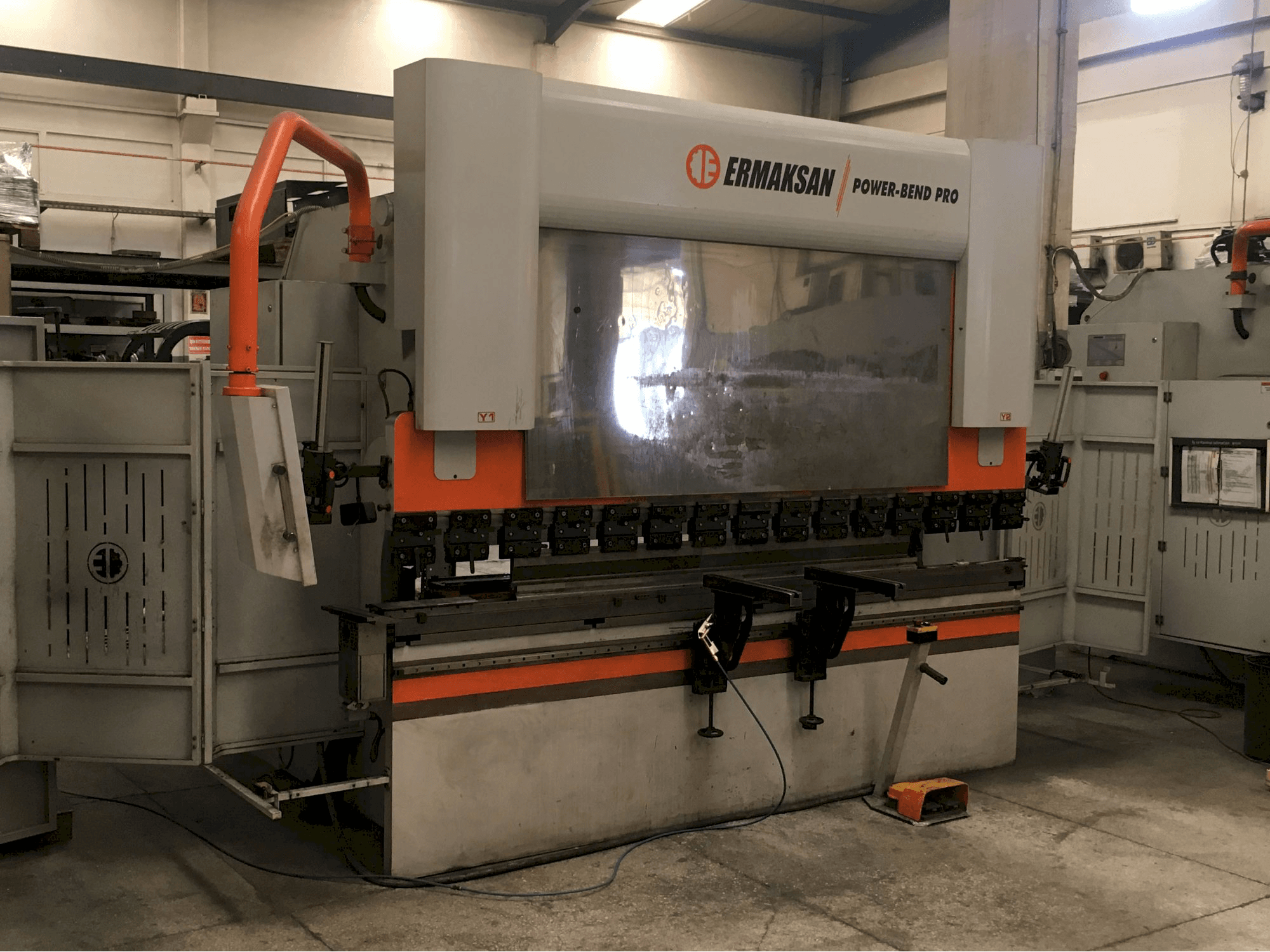 Koneen ERMAKSAN vasen näkymä POWER-BEND PRO 3100x135