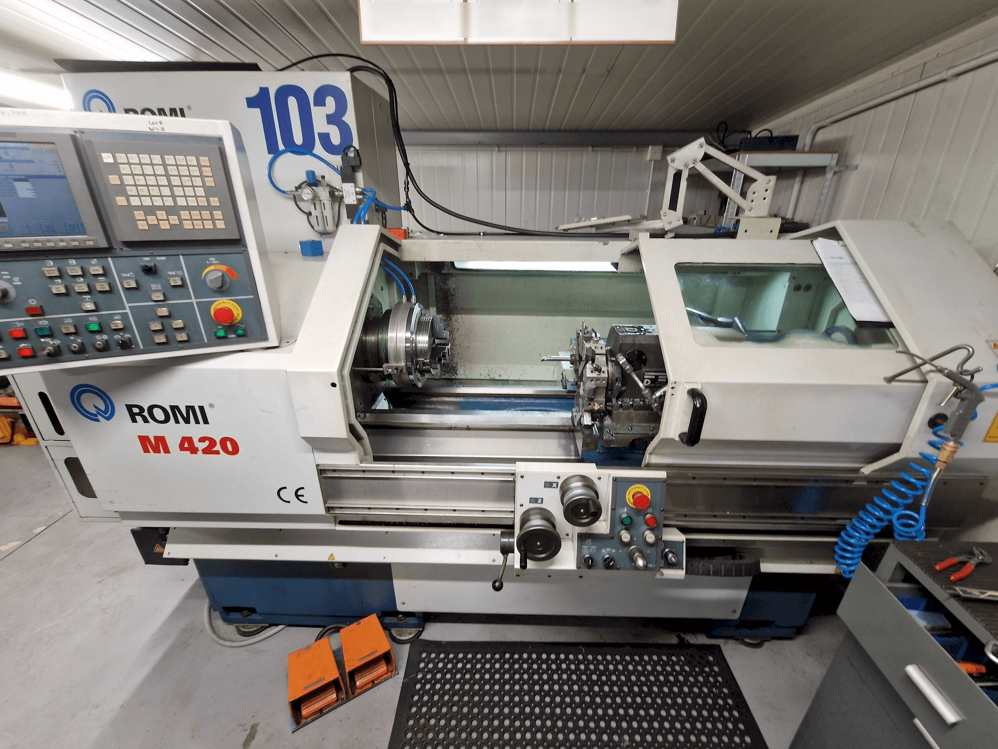 Koneen Romi M 420 etunäkymä