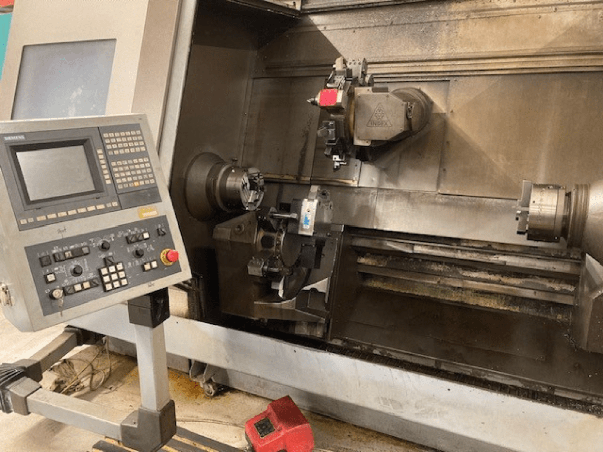 Vaakasuora sorvauskone Index G300 L YB, jossa on ohjauspaneeli, näkyvissä oleva ruuvi ja työalue, etukuva.