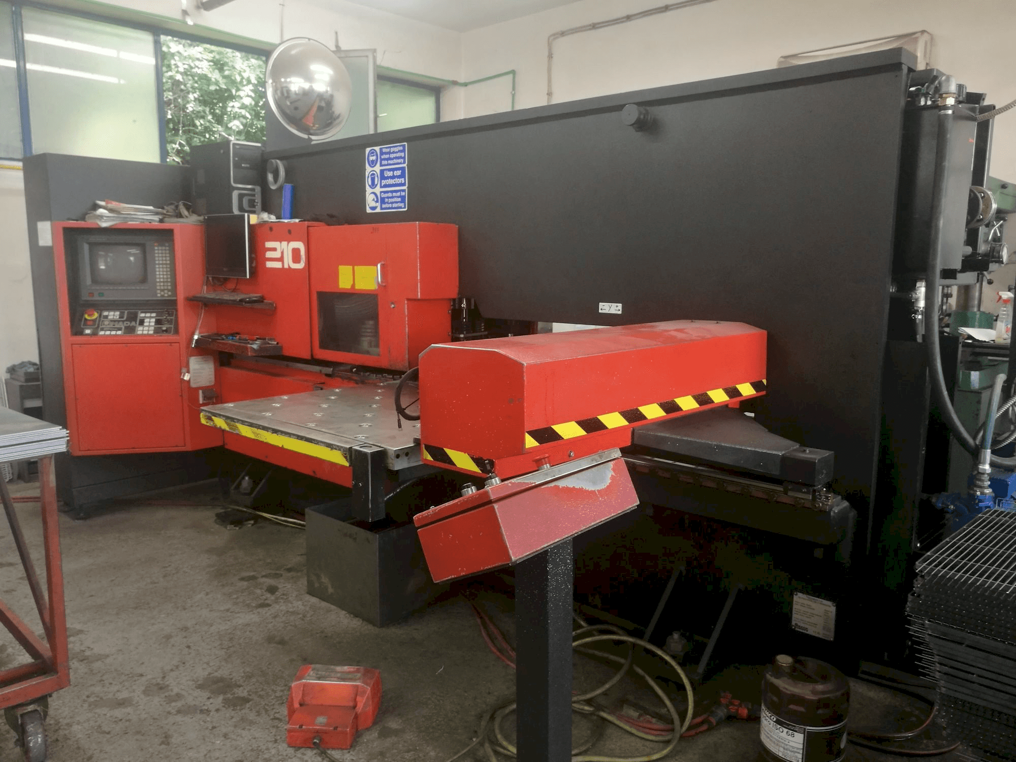 Koneen AMADA Arcade 210 etunäkymä