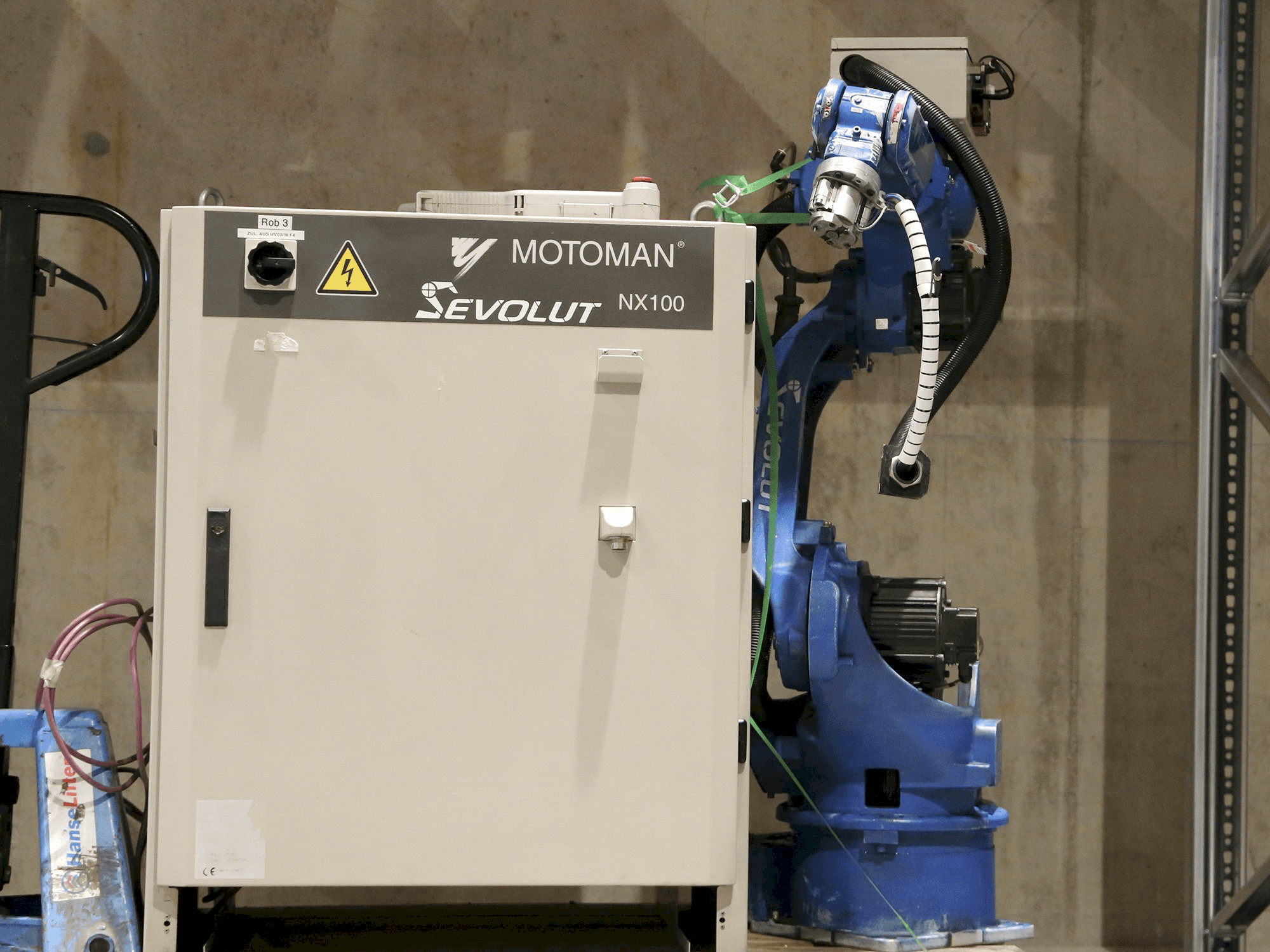 Koneen Yaskawa Motoman HP6 etunäkymä