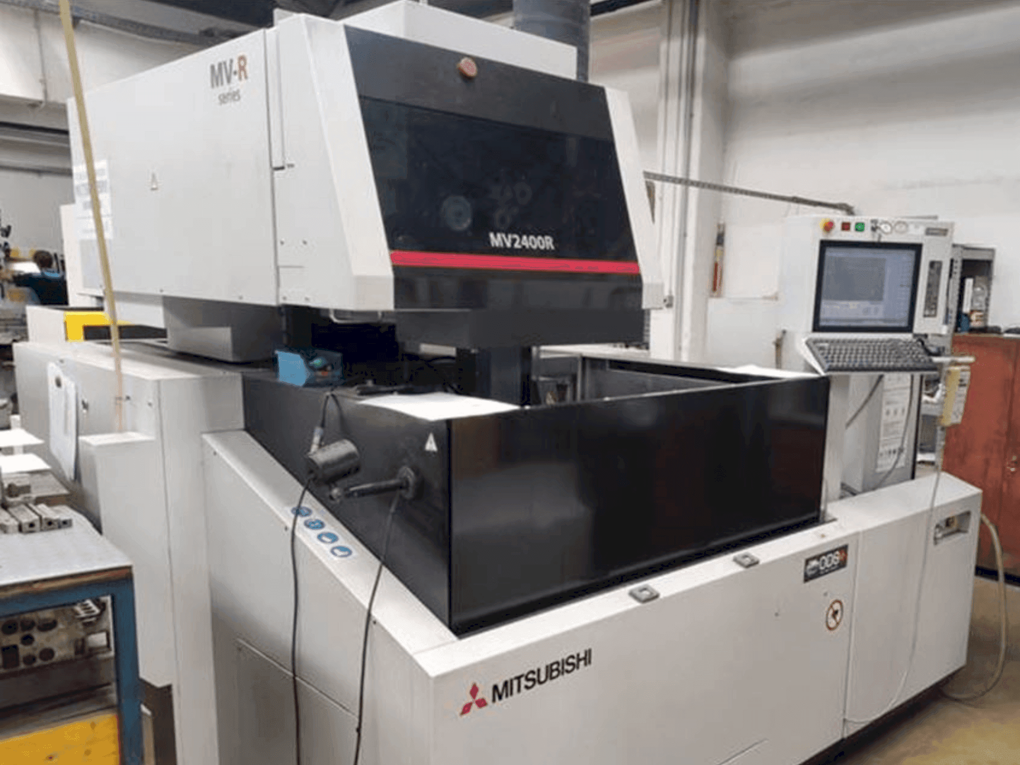 Koneen Mitsubishi Electric MV2400R etunäkymä