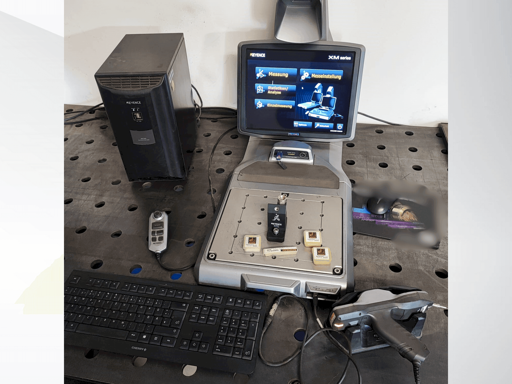 Koneen KEYENCE XM-1000 etunäkymä