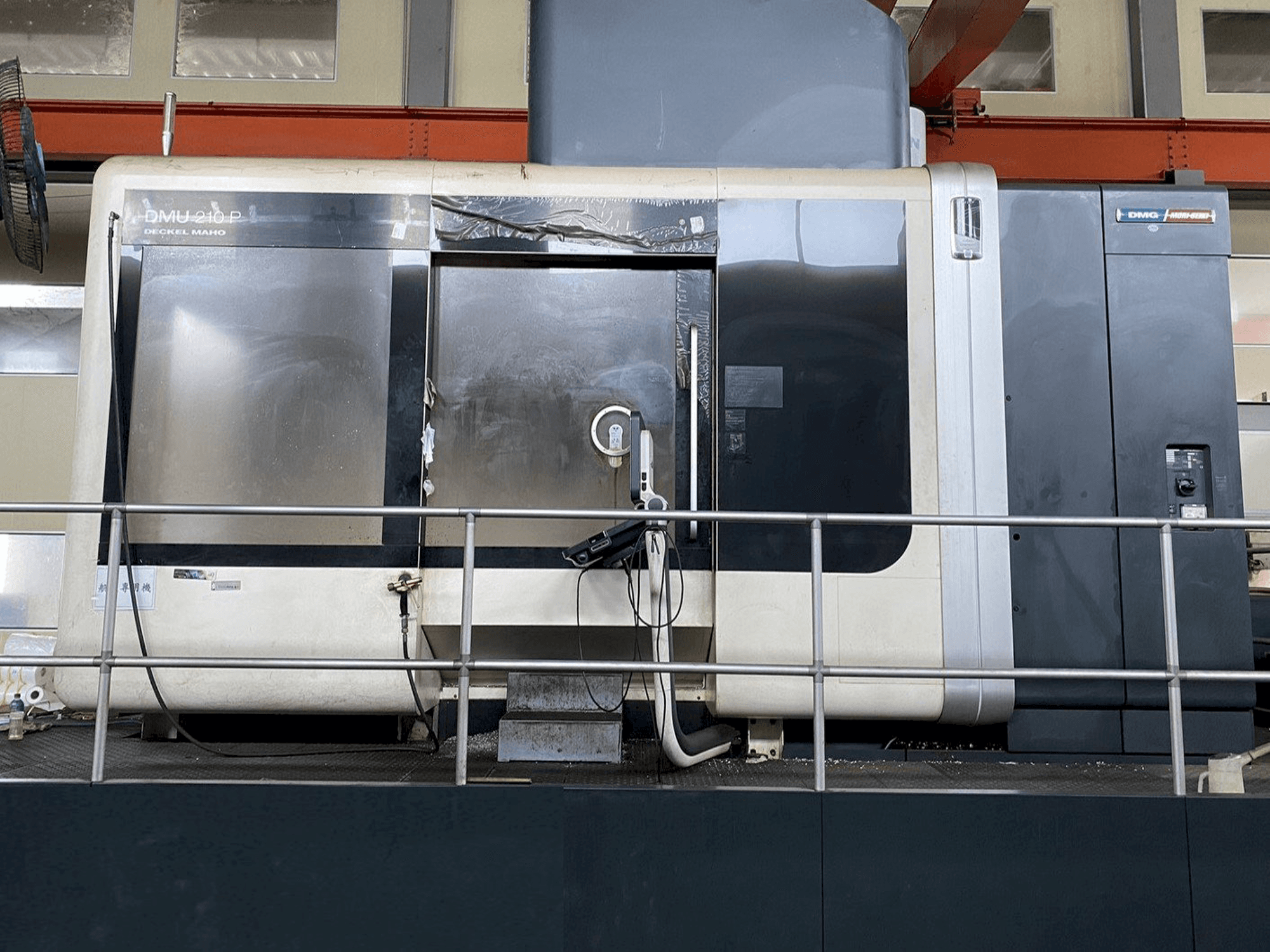 Koneen DMG DMU210P etunäkymä