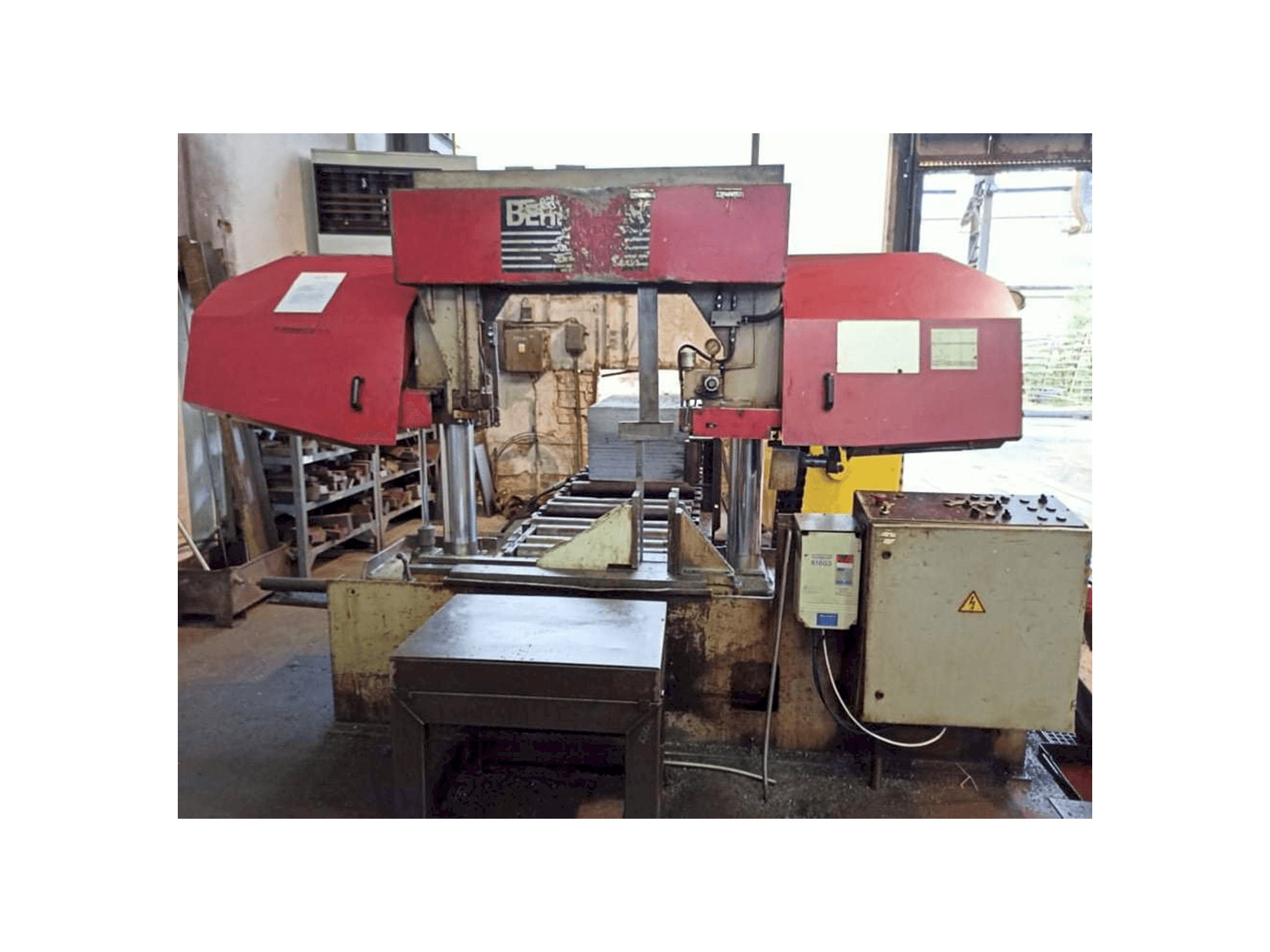 Koneen Behringer HBP 530 etunäkymä