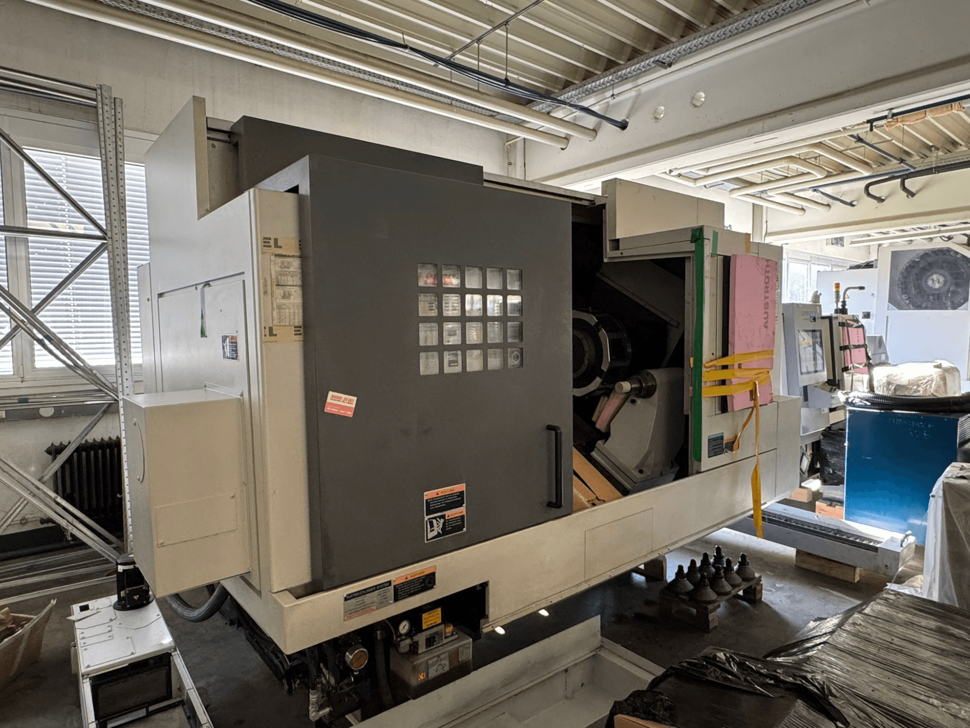 MORI SEIKI NL 3000 MC/700 -vaakasuora sorvi, etunäkymä ohjauspaneelilla, säilytystilalla ja suojapeitteellä.