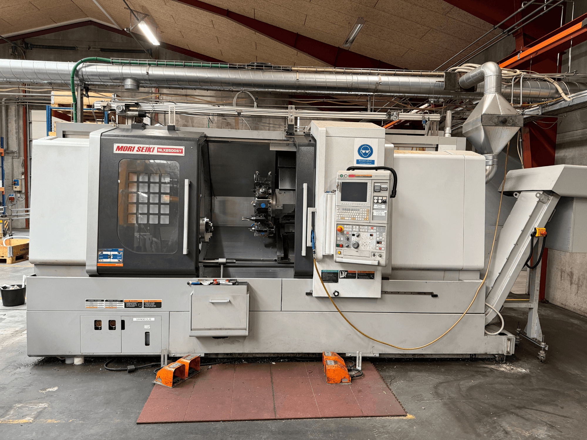 DMG MORI NLX2500SY/1250 -vaakasuora sorvi, etunäkymä, jossa näkyvät ohjauspaneeli ja käyttökomponentit.
