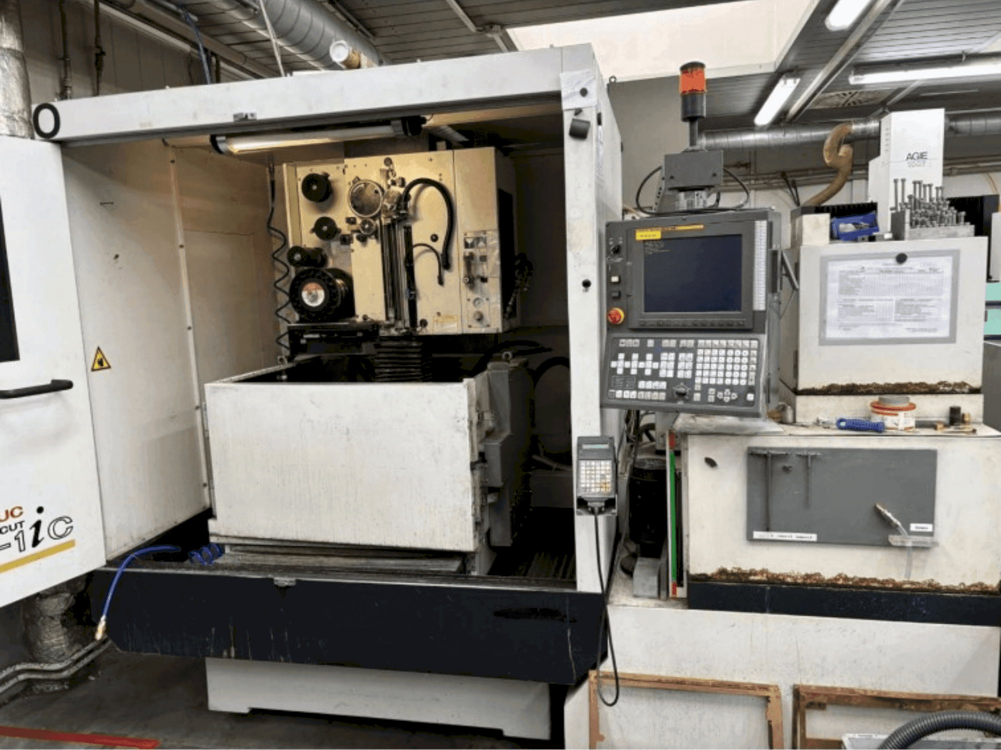 Koneen FANUC ROBOCUT alpha-1iC etunäkymä