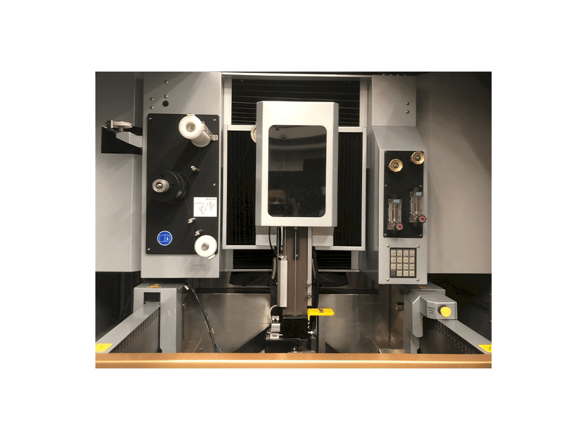 Koneen EROWA Robot Compact 80 etunäkymä